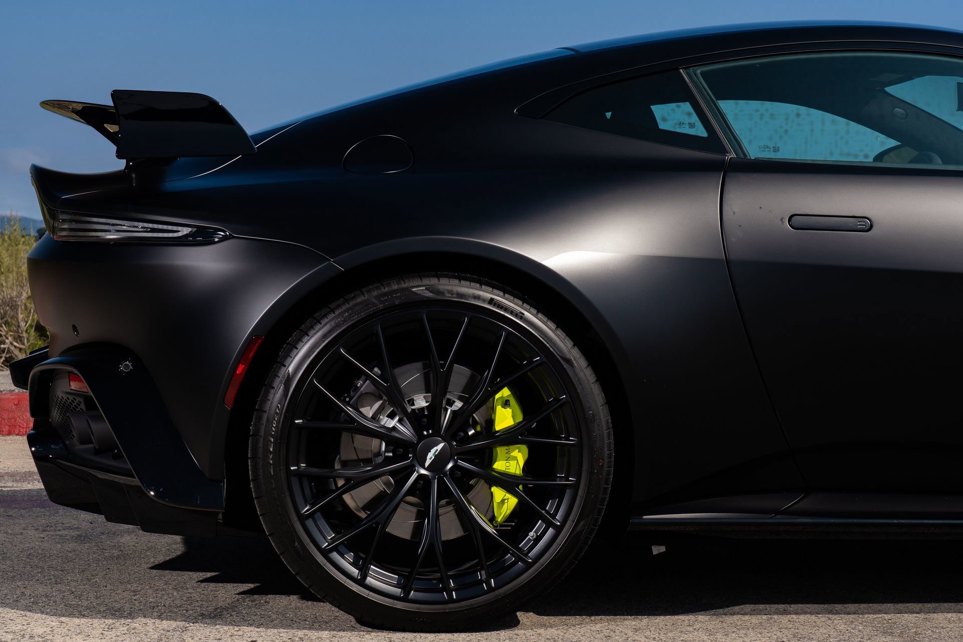 Used 2023 Aston Martin V8 Vantage Coupe RWD image 30
