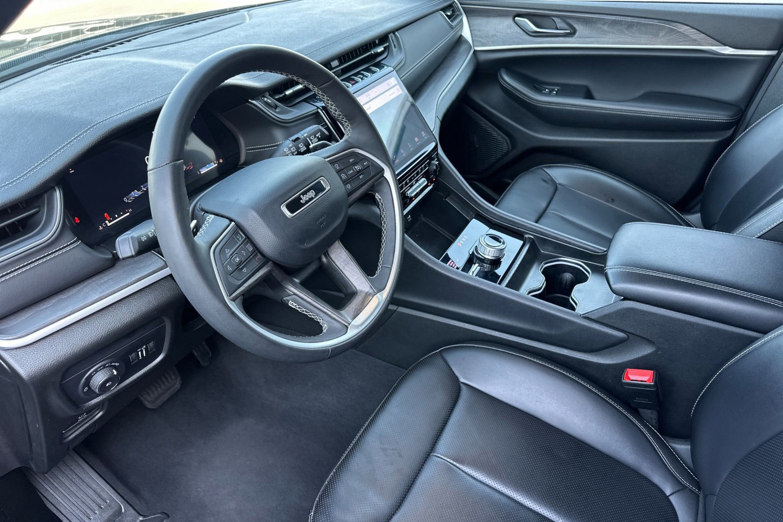 Used 2024 Jeep Grand Cherokee L Limited w/ Luxury Tech Group II image 10