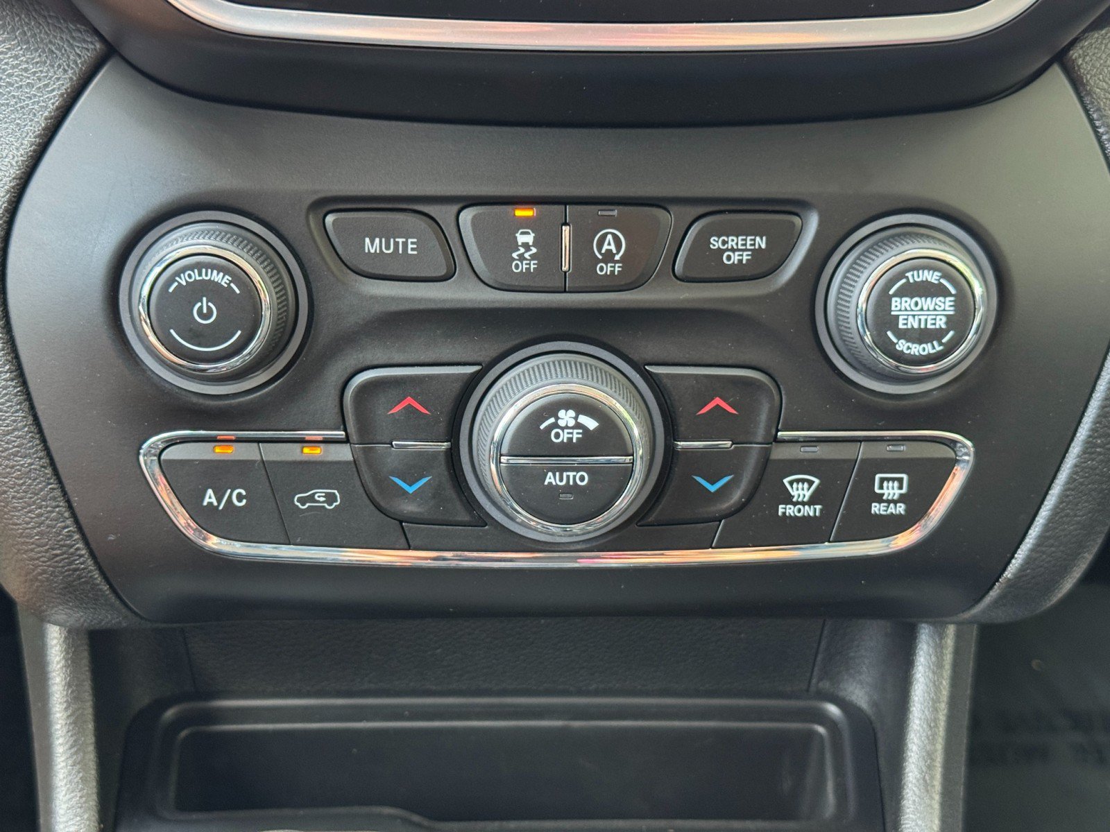 Used 2021 Jeep Cherokee Latitude Lux w/ Comfort/Convenience Group AWD/4WD image 28