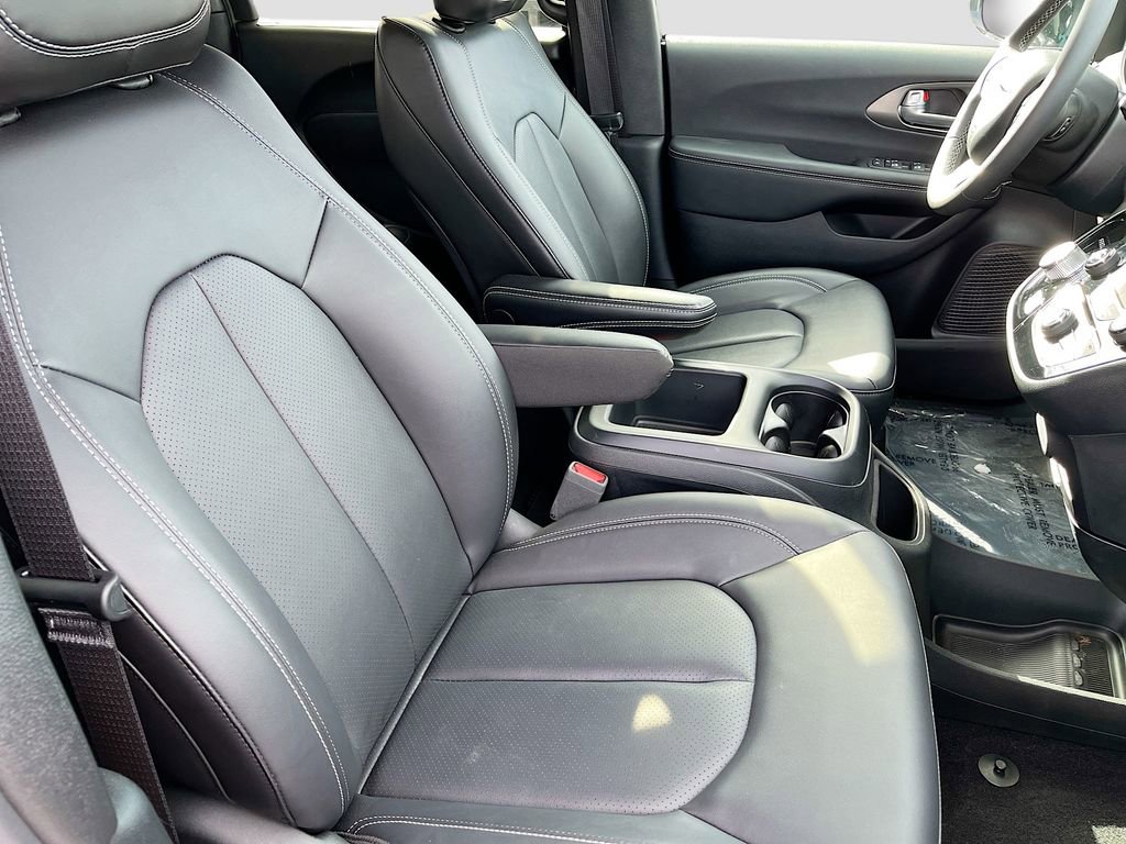 Used 2025 Chrysler Pacifica Select image 27