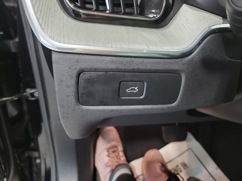 Used 2025 Volvo XC60 B5 Plus image 38