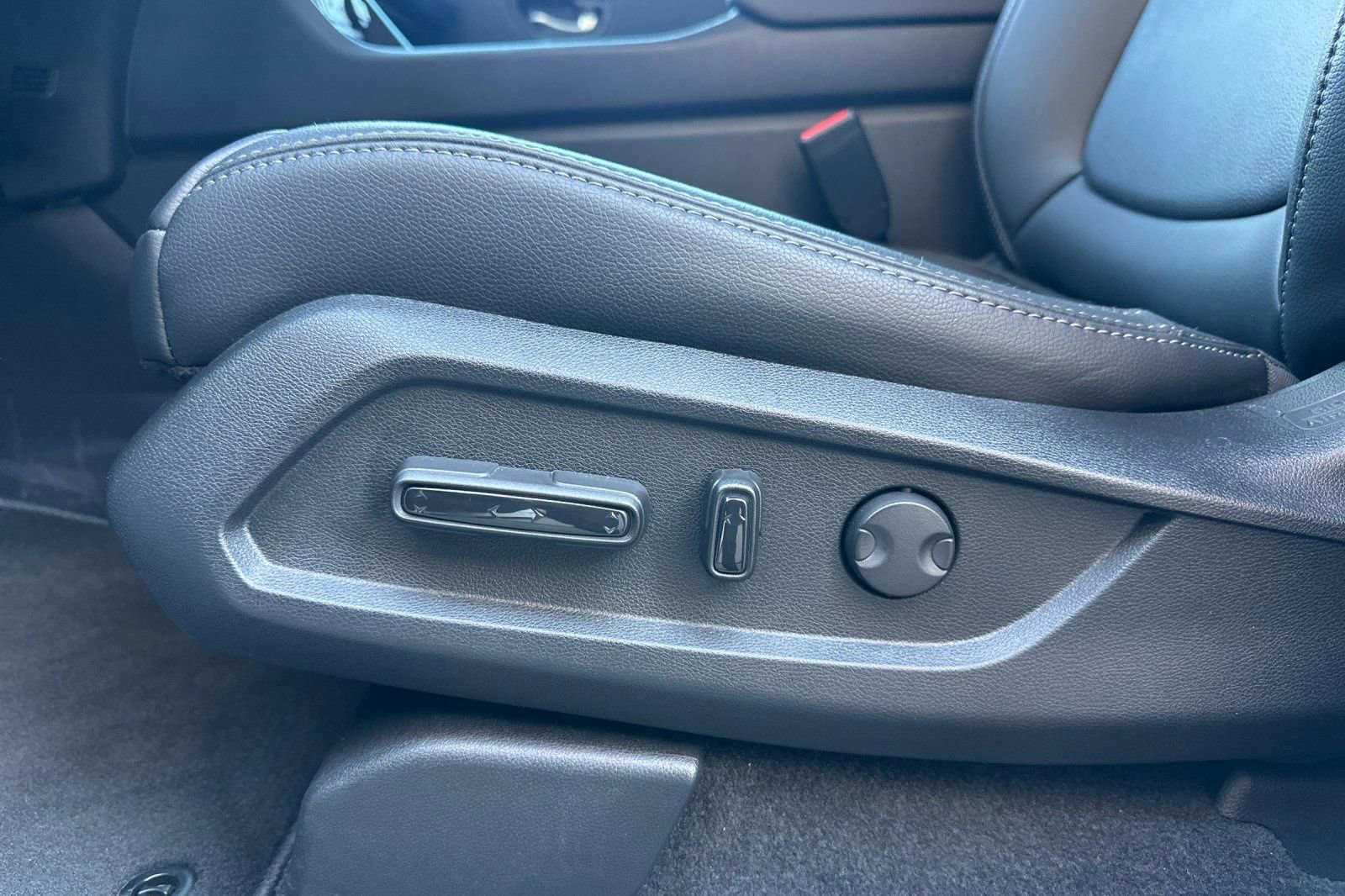 Used 2025 Honda Pilot Touring image 13