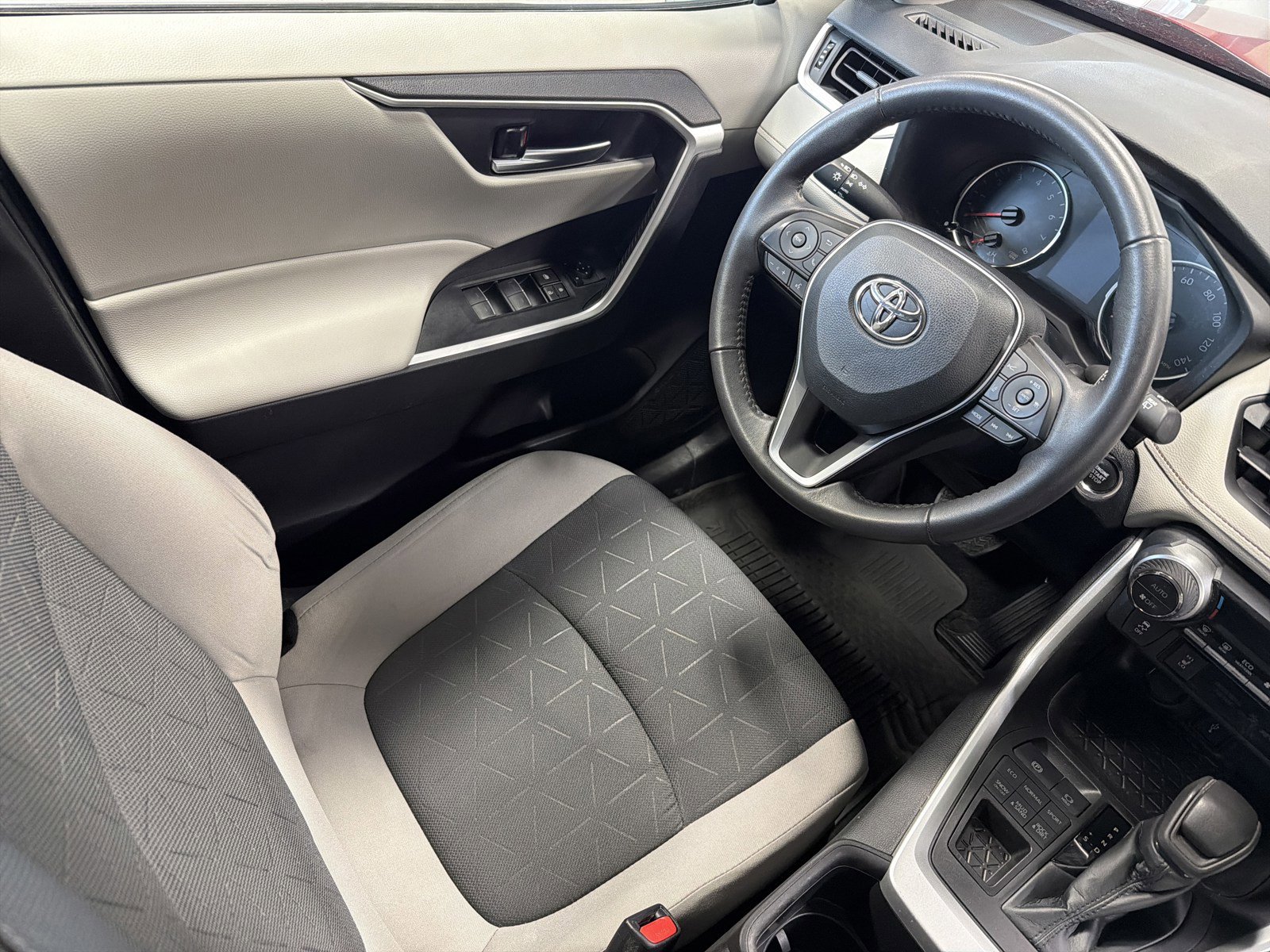 Used 2022 Toyota RAV4 XLE w/ Convenience Package AWD/4WD image 9