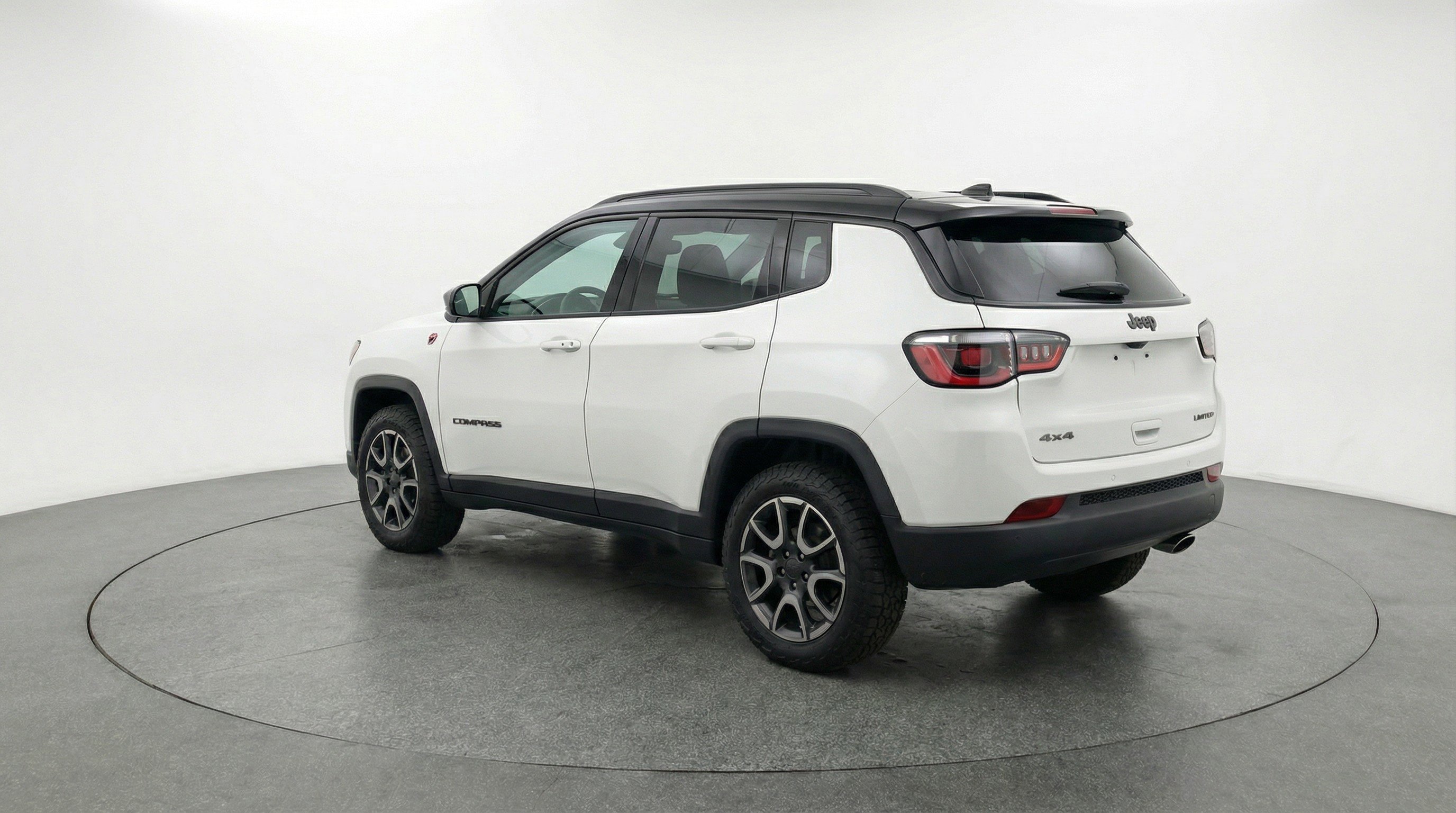 Used 2025 Jeep Compass Trailhawk AWD/4WD image 6
