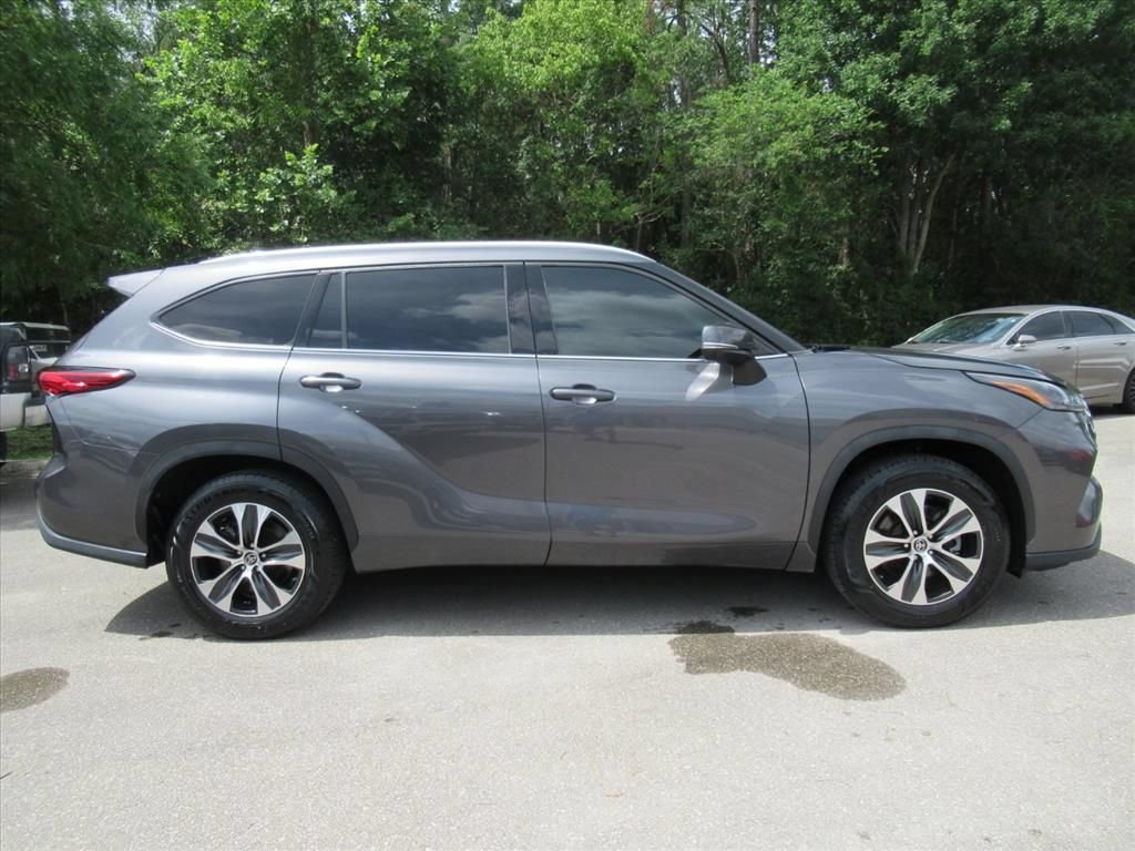 Used 2022 Toyota Highlander XLE FWD image 2