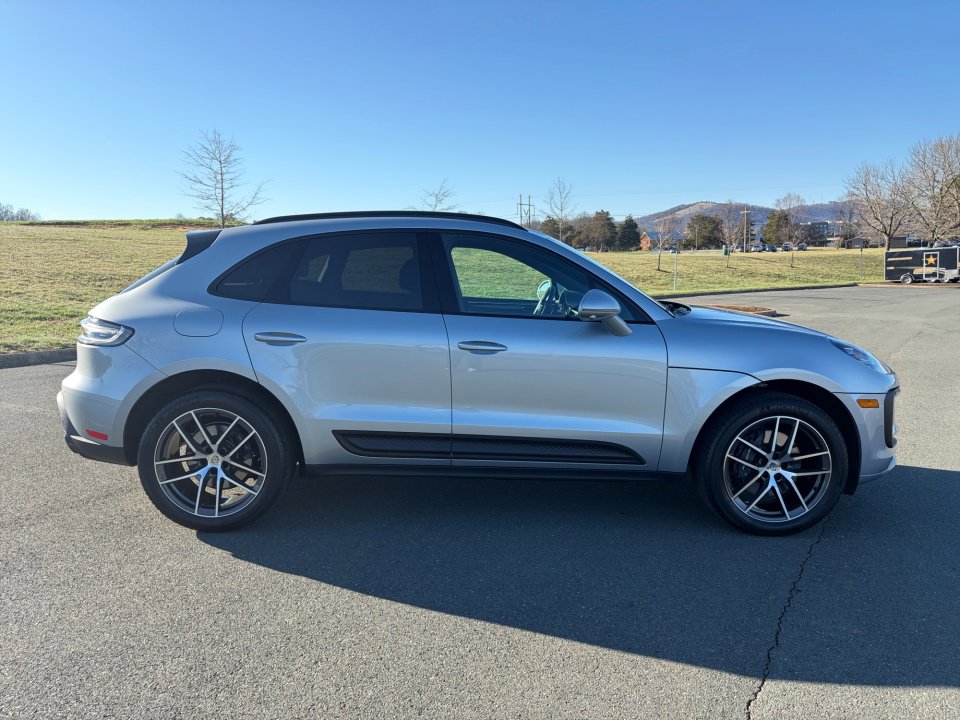 Certified 2025 Porsche Macan image 8
