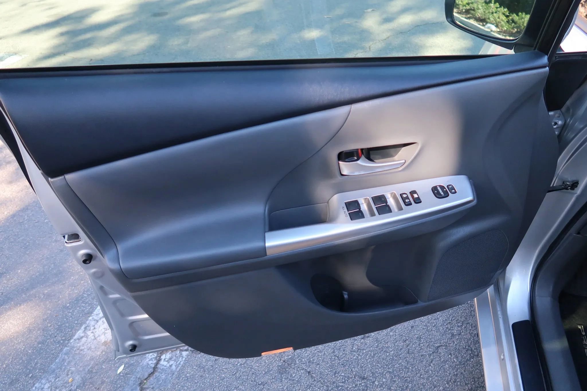 Used 2012 Toyota Prius V Five w/ Preferred Accessory Pkg FWD image 16