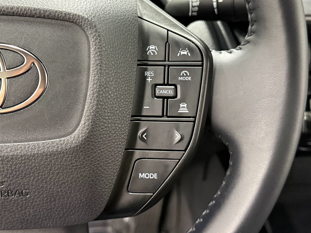 Used 2025 Toyota Prius LE FWD image 17