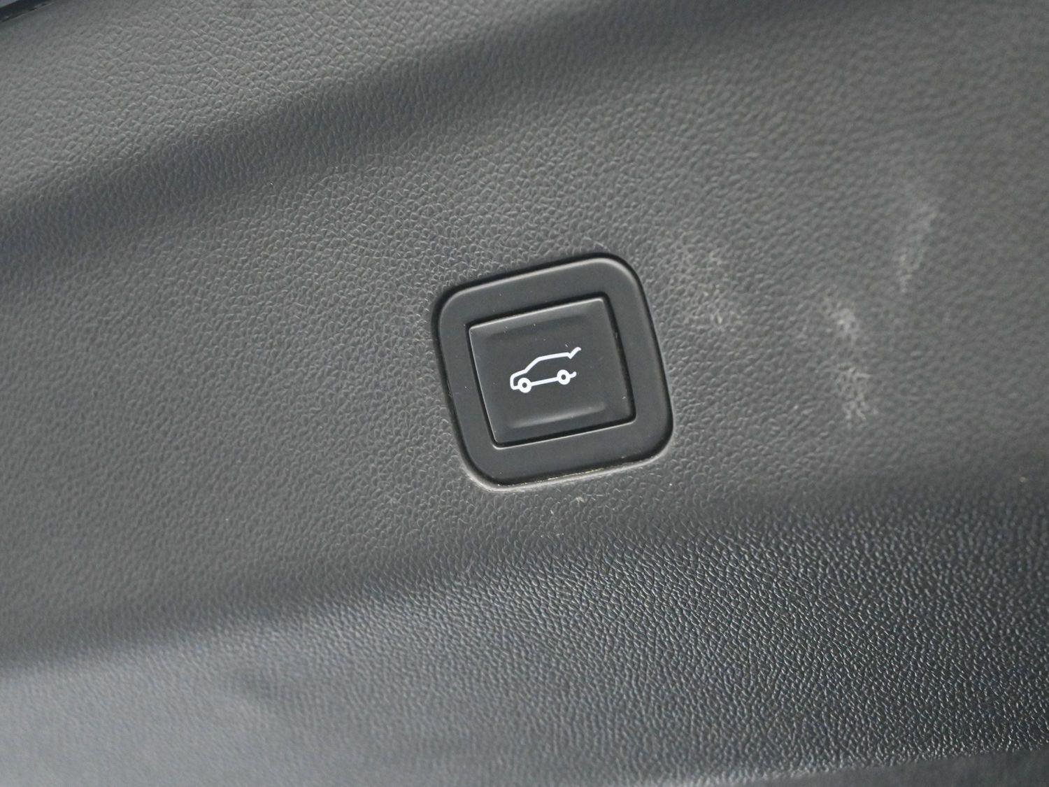 Used 2021 Chevrolet Tahoe Premier w/ Premium Package AWD/4WD image 11