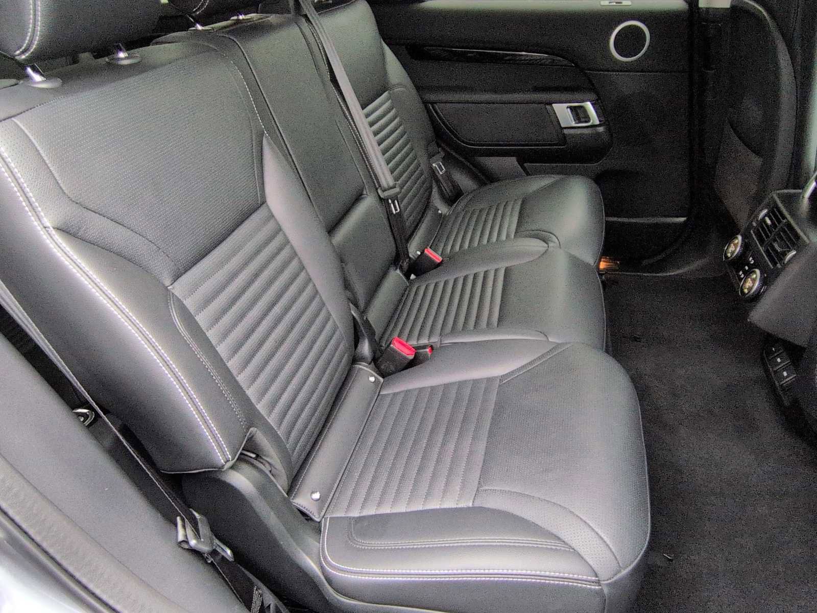 Used 2024 Land Rover Discovery S image 21