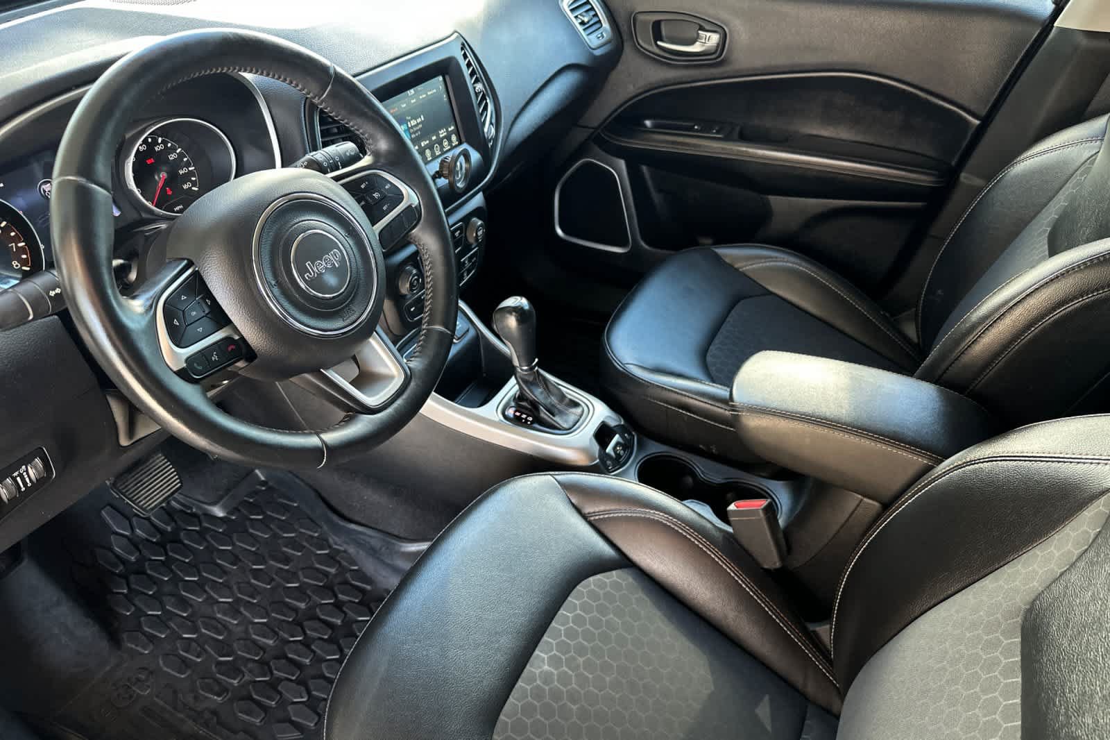 Used 2018 Jeep Compass Latitude w/ Popular Equipment Group FWD image 11