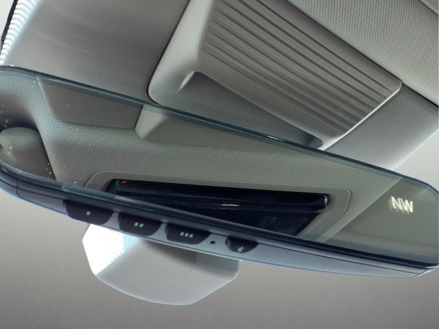 Certified 2025 Volkswagen Tiguan SE AWD/4WD image 23
