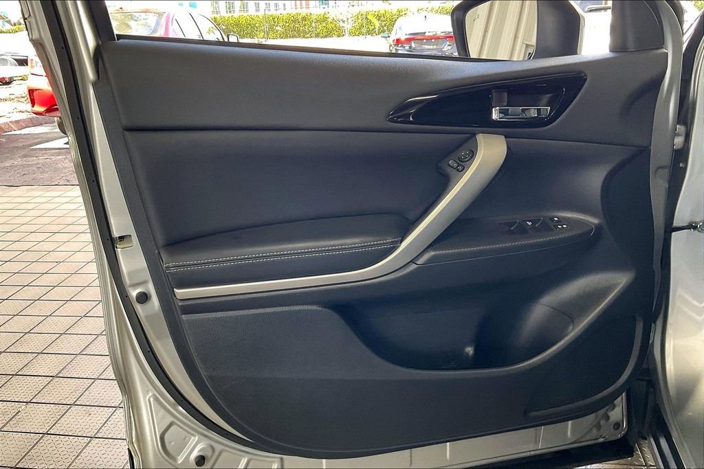 Used 2022 Mitsubishi Eclipse Cross SE image 2