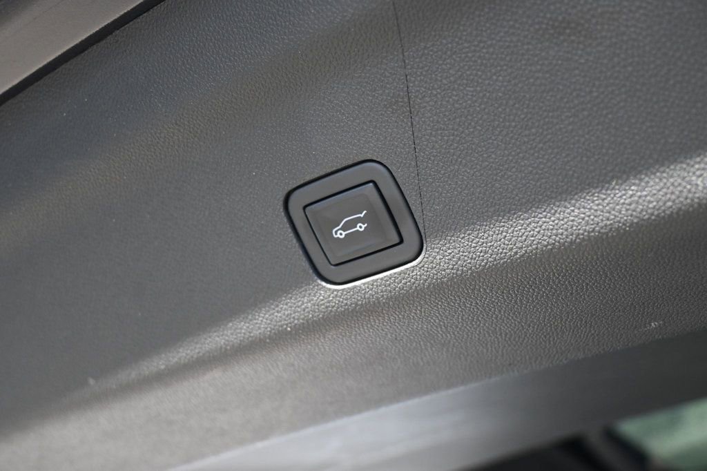 Used 2024 Chevrolet Suburban Z71 w/ Luxury Package image 24