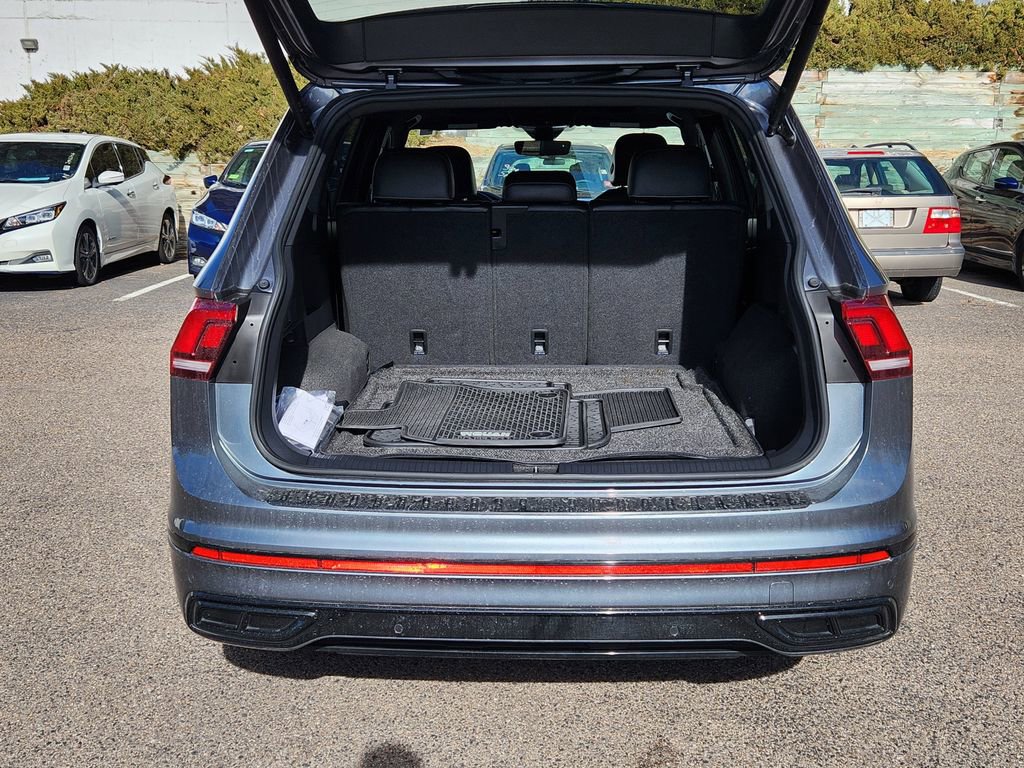 Certified 2024 Volkswagen Tiguan SE R-Line image 13