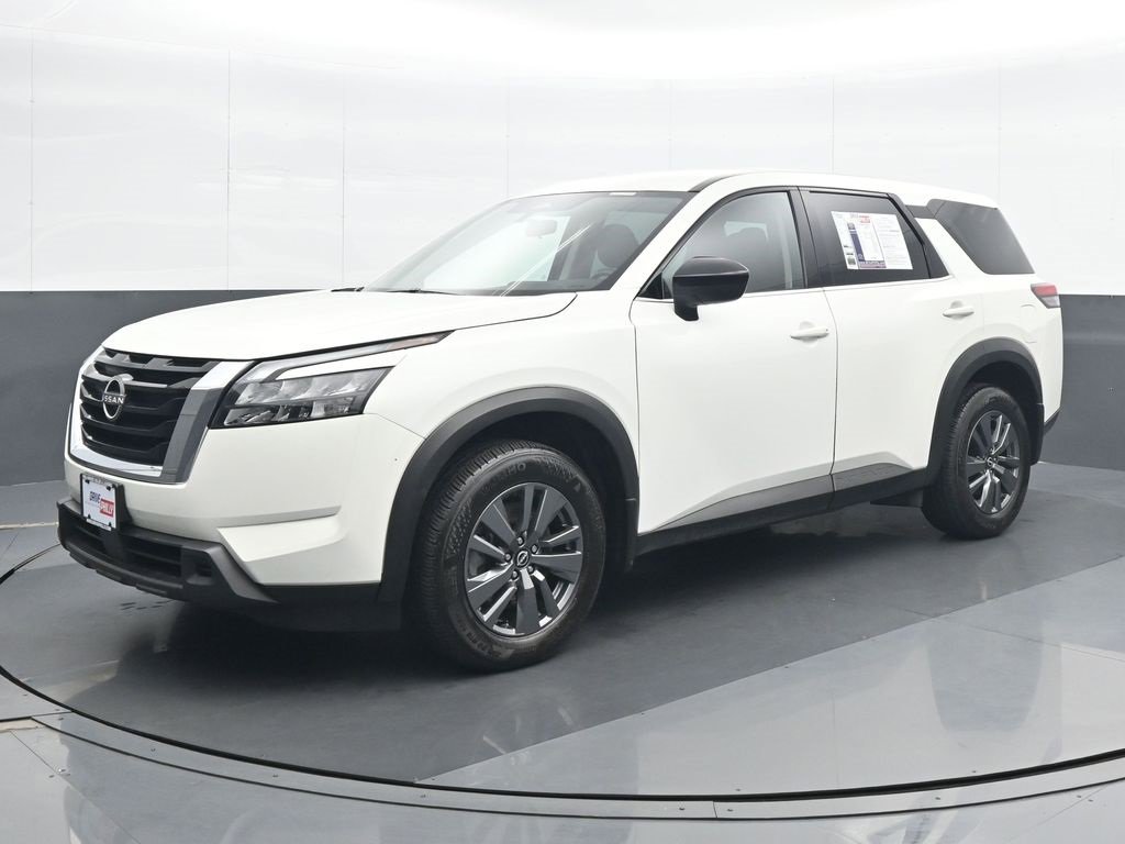 Used 2024 Nissan Pathfinder S image 2