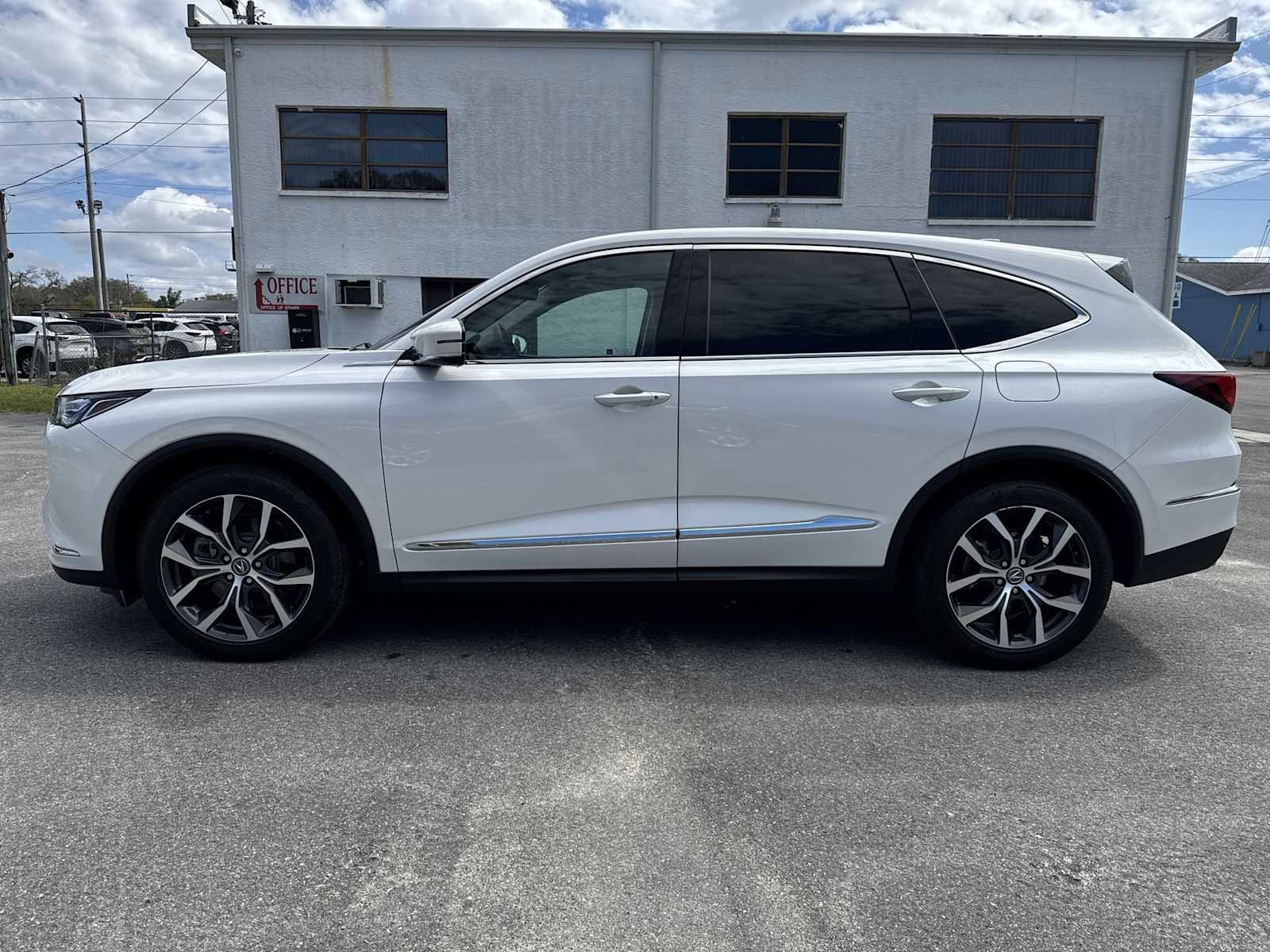 Used 2023 Acura MDX SH-AWD w/ Technology Package image 3