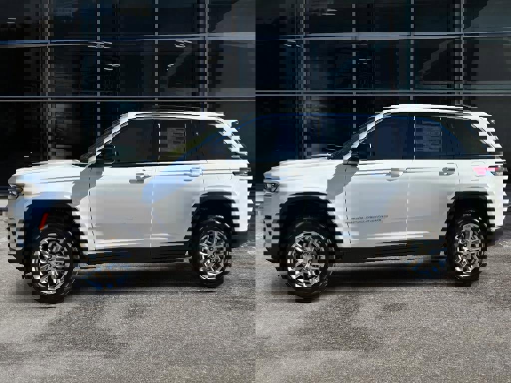 New 2025 Jeep Grand Cherokee Laredo X image 4