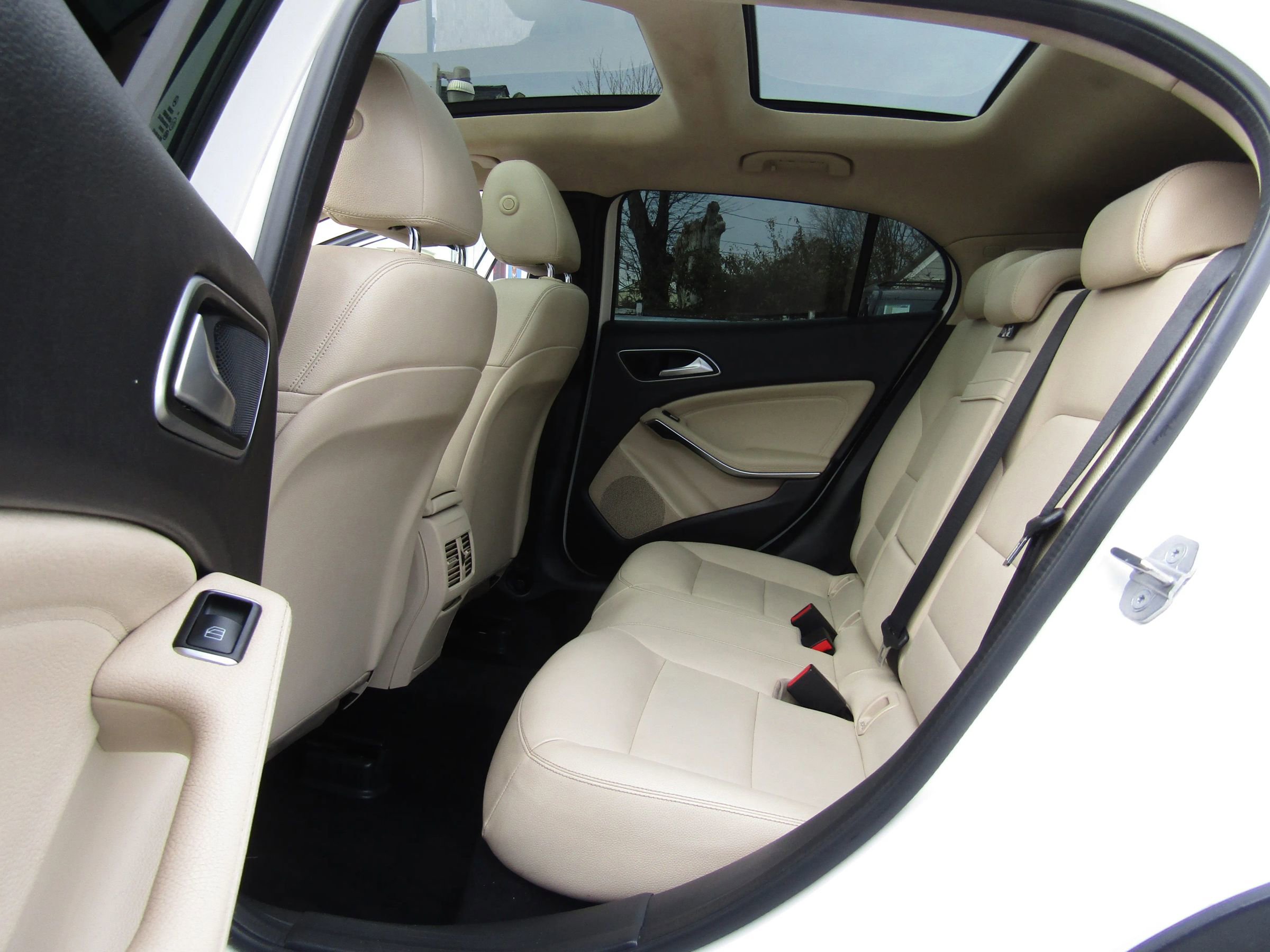 Used 2020 Mercedes-Benz GLA 250 4MATIC w/ Premium Package image 12