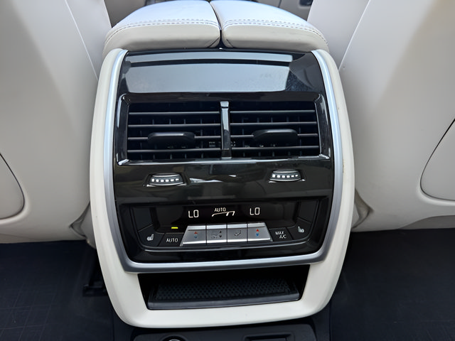 Used 2022 BMW X7 xDrive40i w/ M Sport Package AWD/4WD image 31