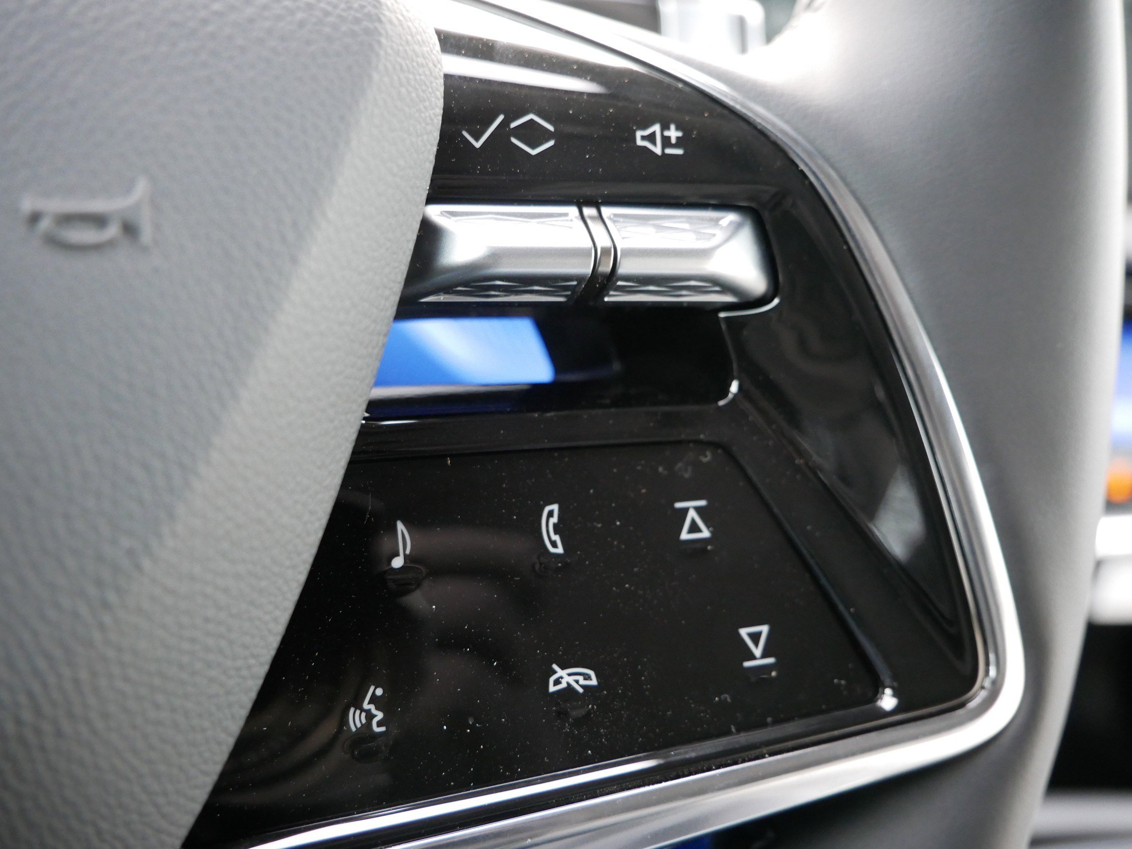 New 2026 Cadillac Optiq Sport 2 w/ LPO, Floor Liner Package AWD/4WD image 25