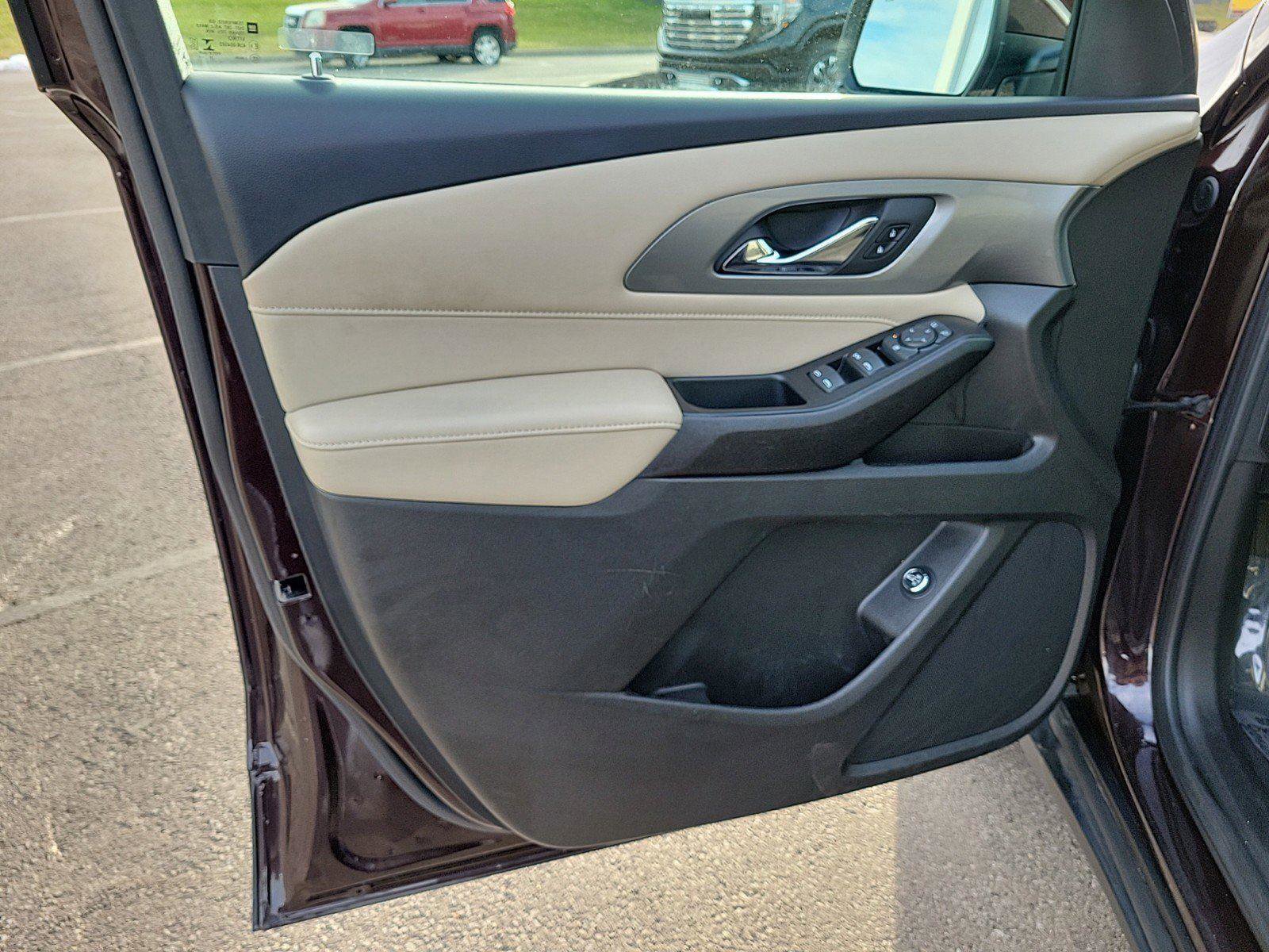 Used 2023 Chevrolet Traverse LT image 19