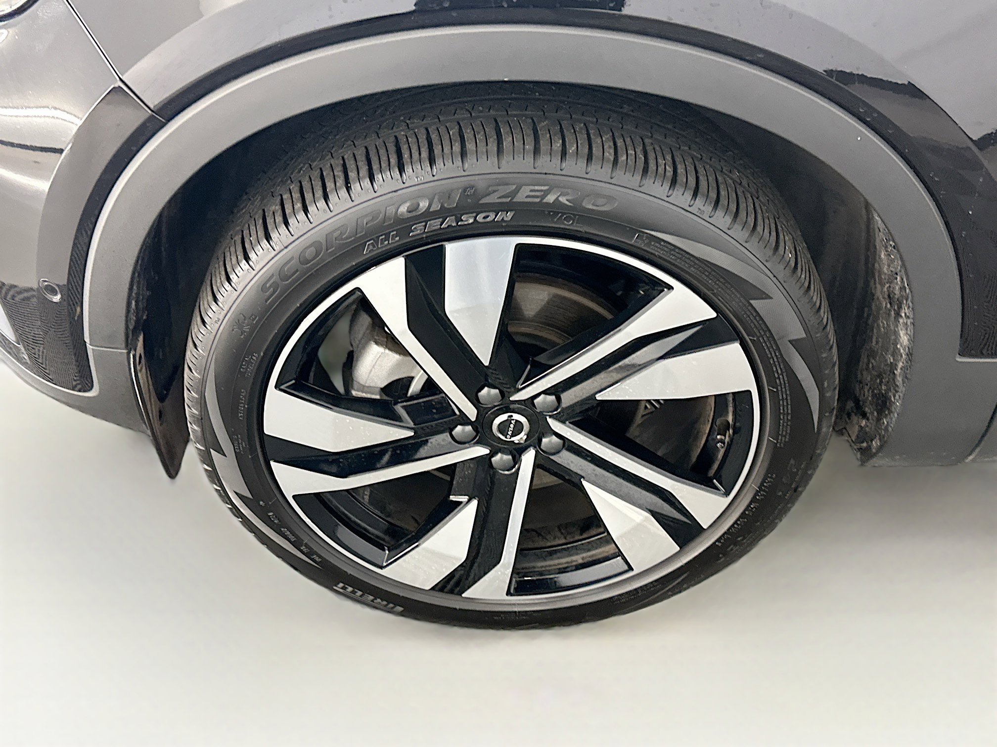 Used 2025 Volvo XC40 B5 Plus image 11