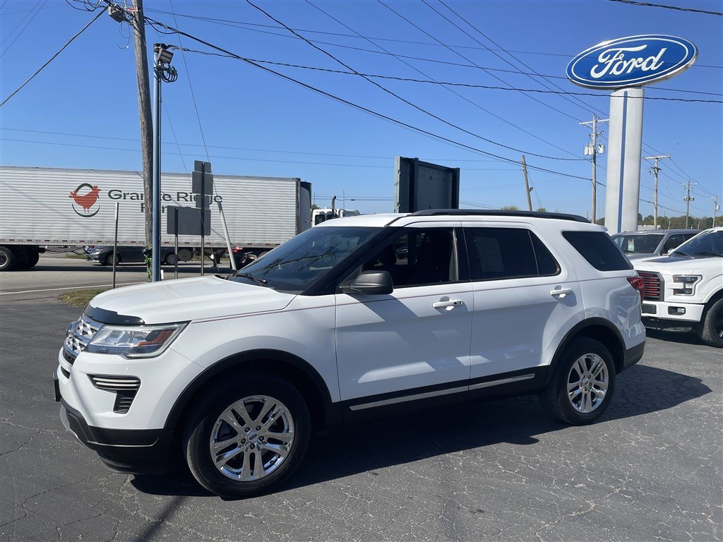 Used 2018 Ford Explorer XLT image 2