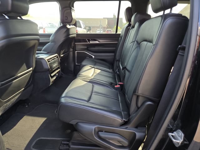 Used 2024 Jeep Wagoneer Series II w/ Flexible Seating Group AWD/4WD image 29