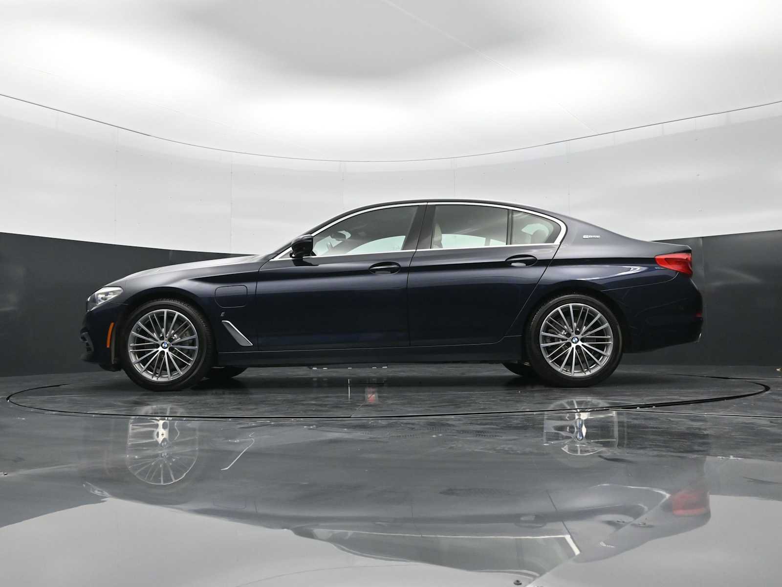 Used 2019 BMW 530e w/ Luxury Package RWD image 32