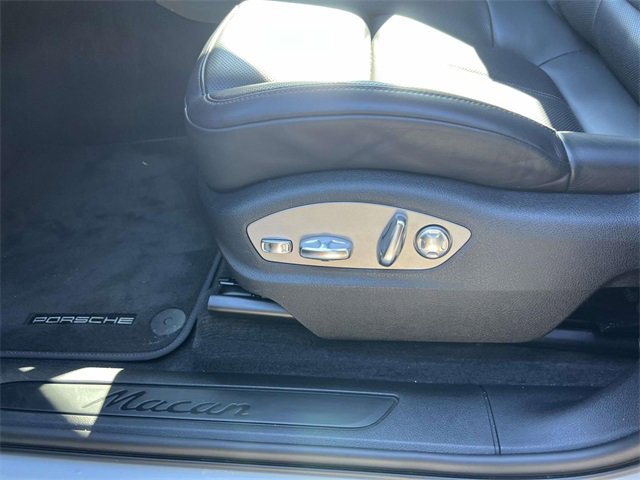 Certified 2022 Porsche Macan image 20