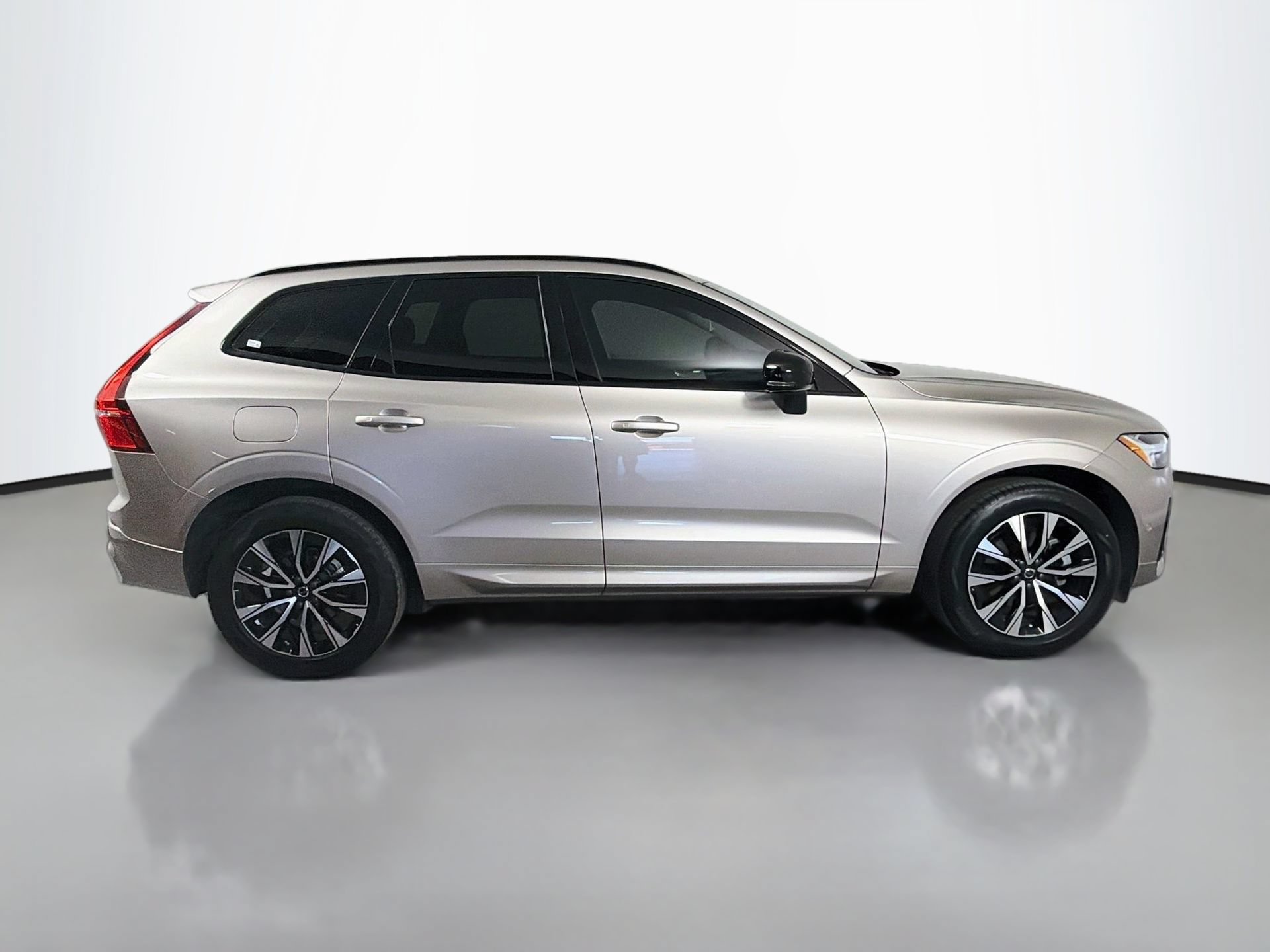 Certified 2024 Volvo XC60 B5 Plus AWD/4WD image 5