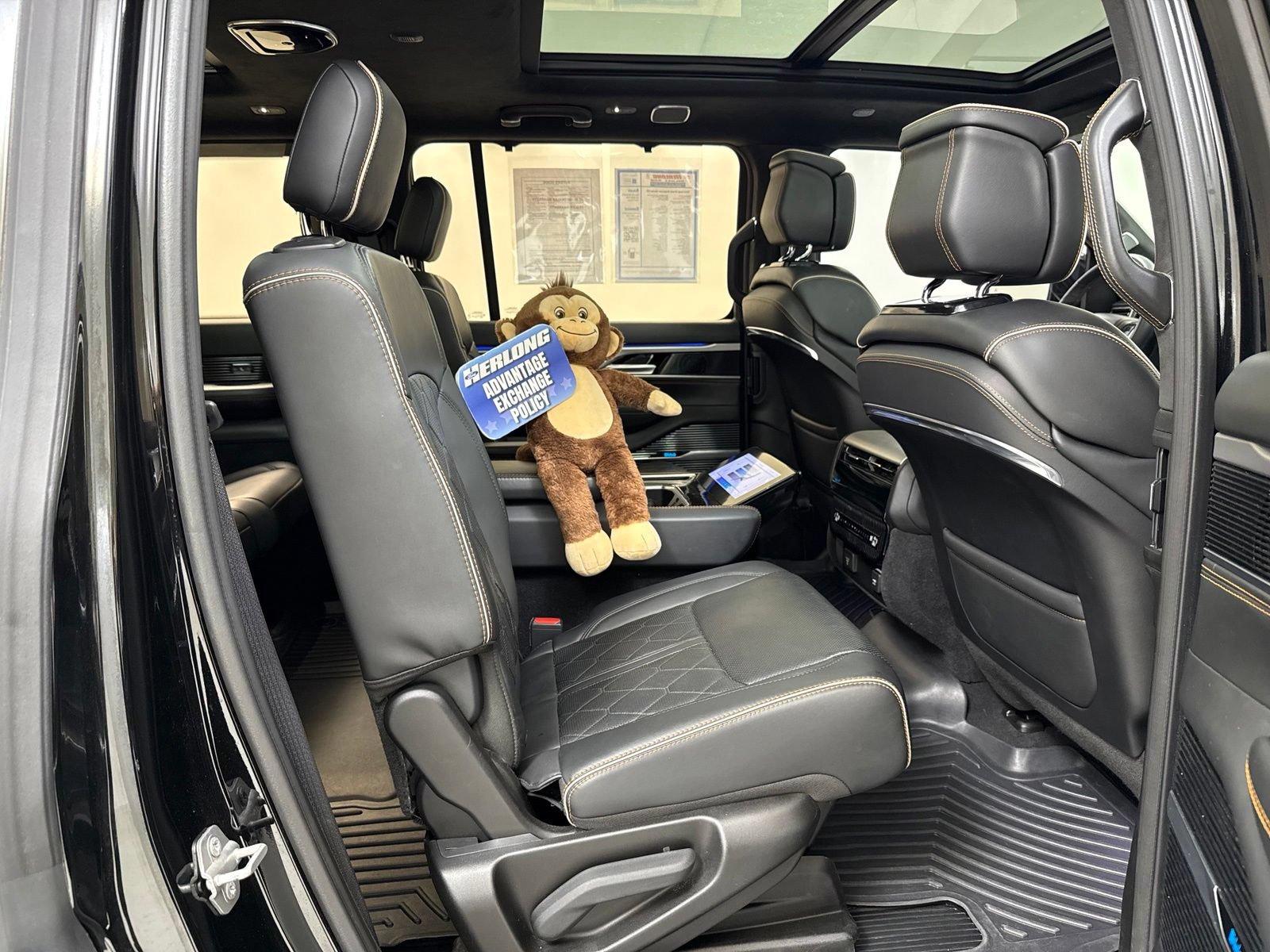 Used 2023 Jeep Grand Wagoneer Series III AWD/4WD image 31
