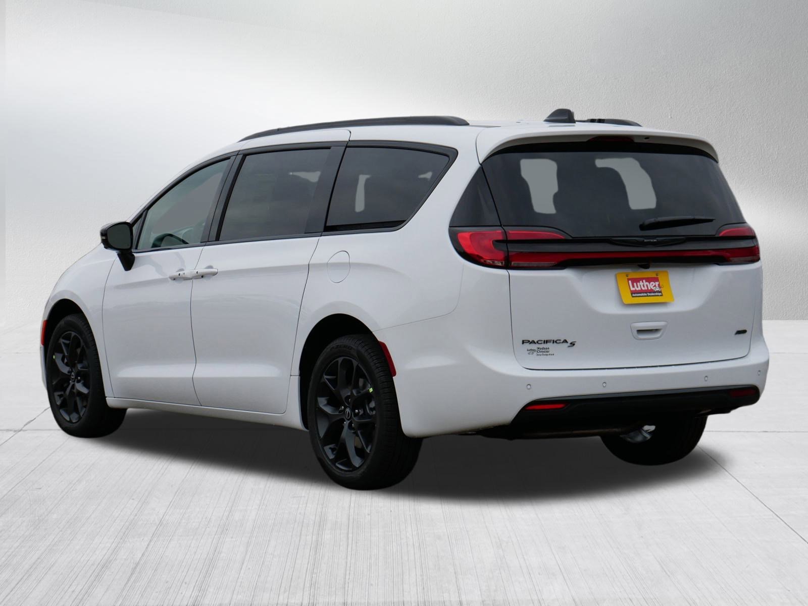 New 2026 Chrysler Pacifica Select w/ S Appearance Package AWD/4WD image 3