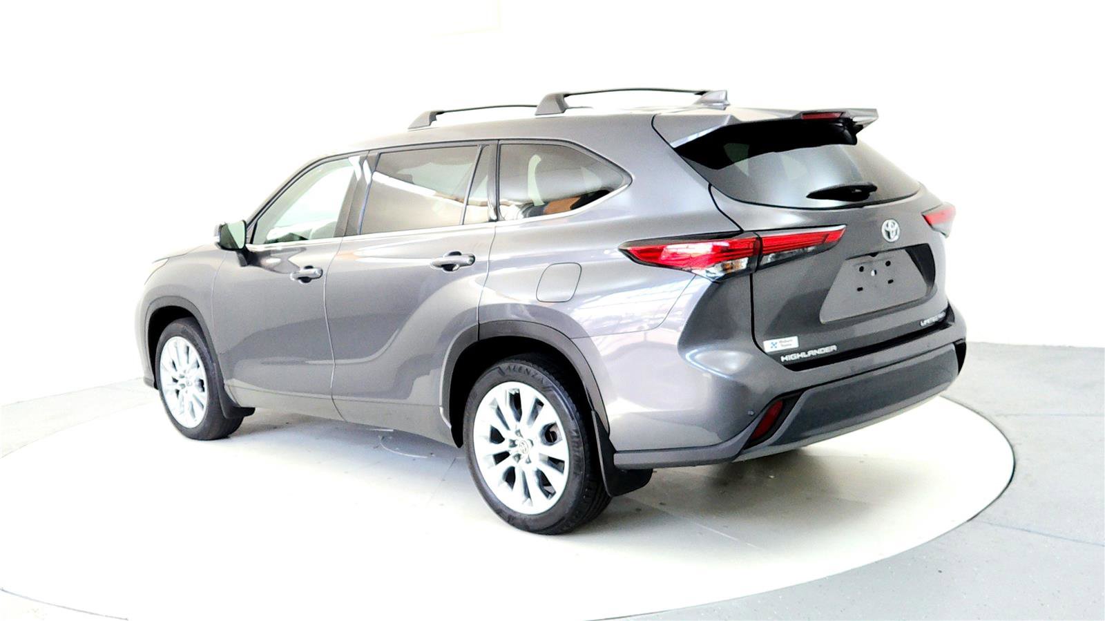 Used 2023 Toyota Highlander Limited image 4