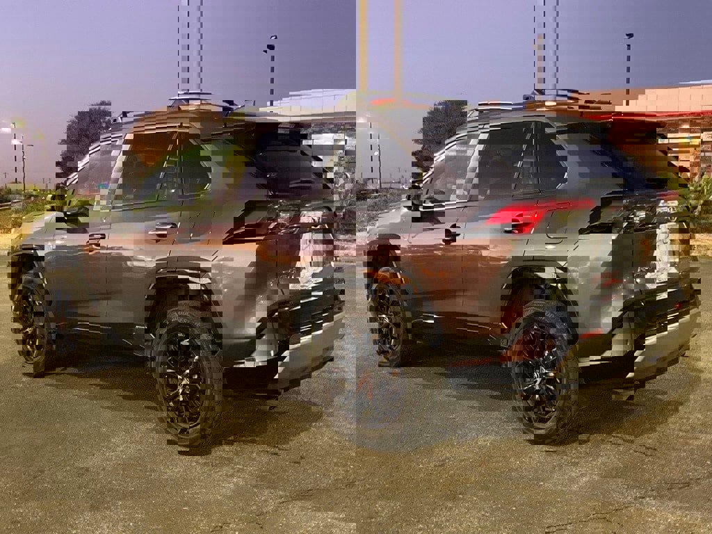 Used 2022 Toyota RAV4 SE image 7