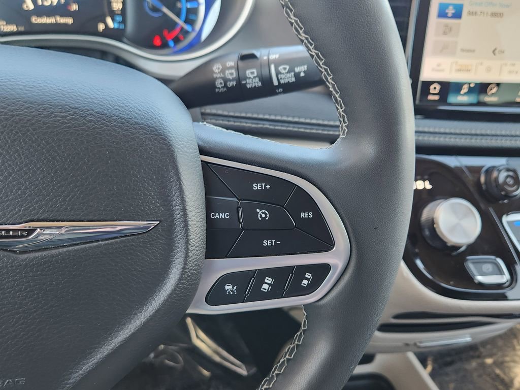 Used 2024 Chrysler Pacifica Select image 16