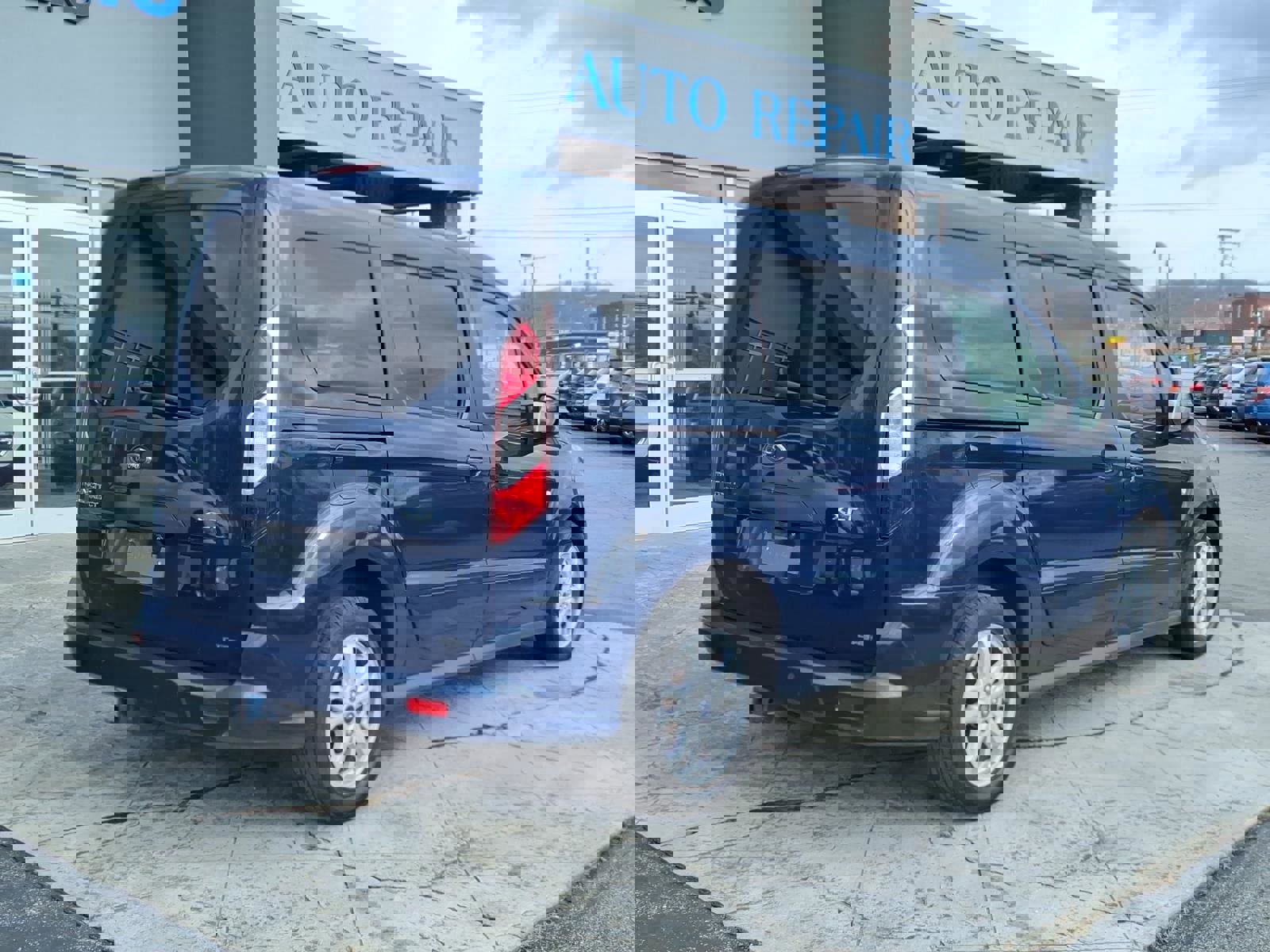 Used 2019 Ford Transit Connect XLT w/ Trailer Tow Package image 3