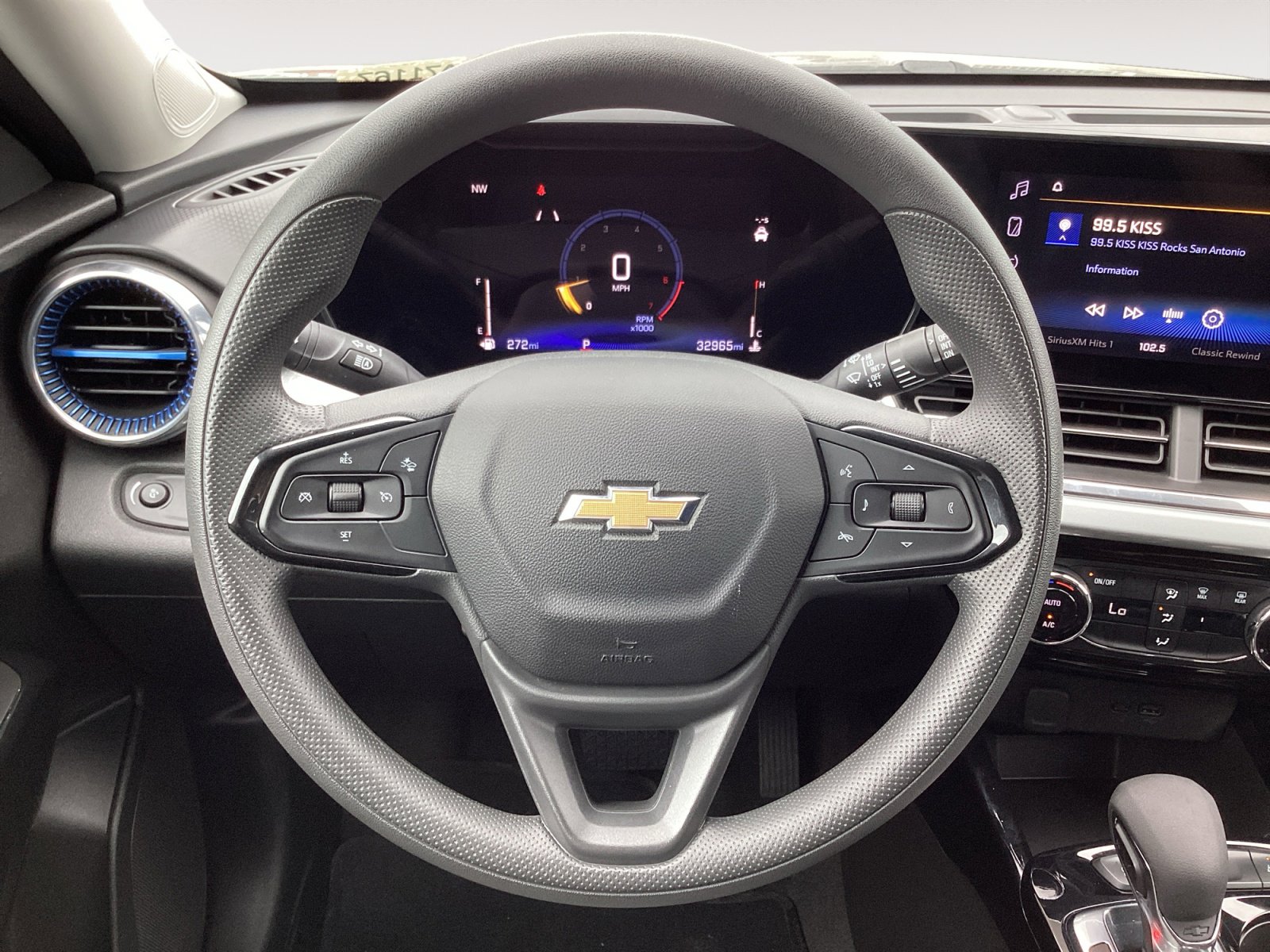 Used 2025 Chevrolet Trax LT FWD image 17