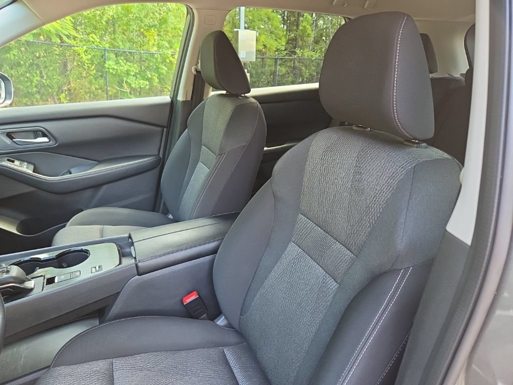 Certified 2025 Nissan Rogue SV FWD image 18