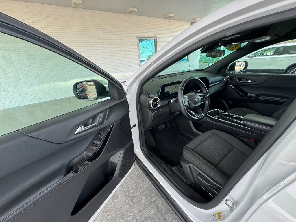 Used 2025 Chevrolet Equinox LT image 11