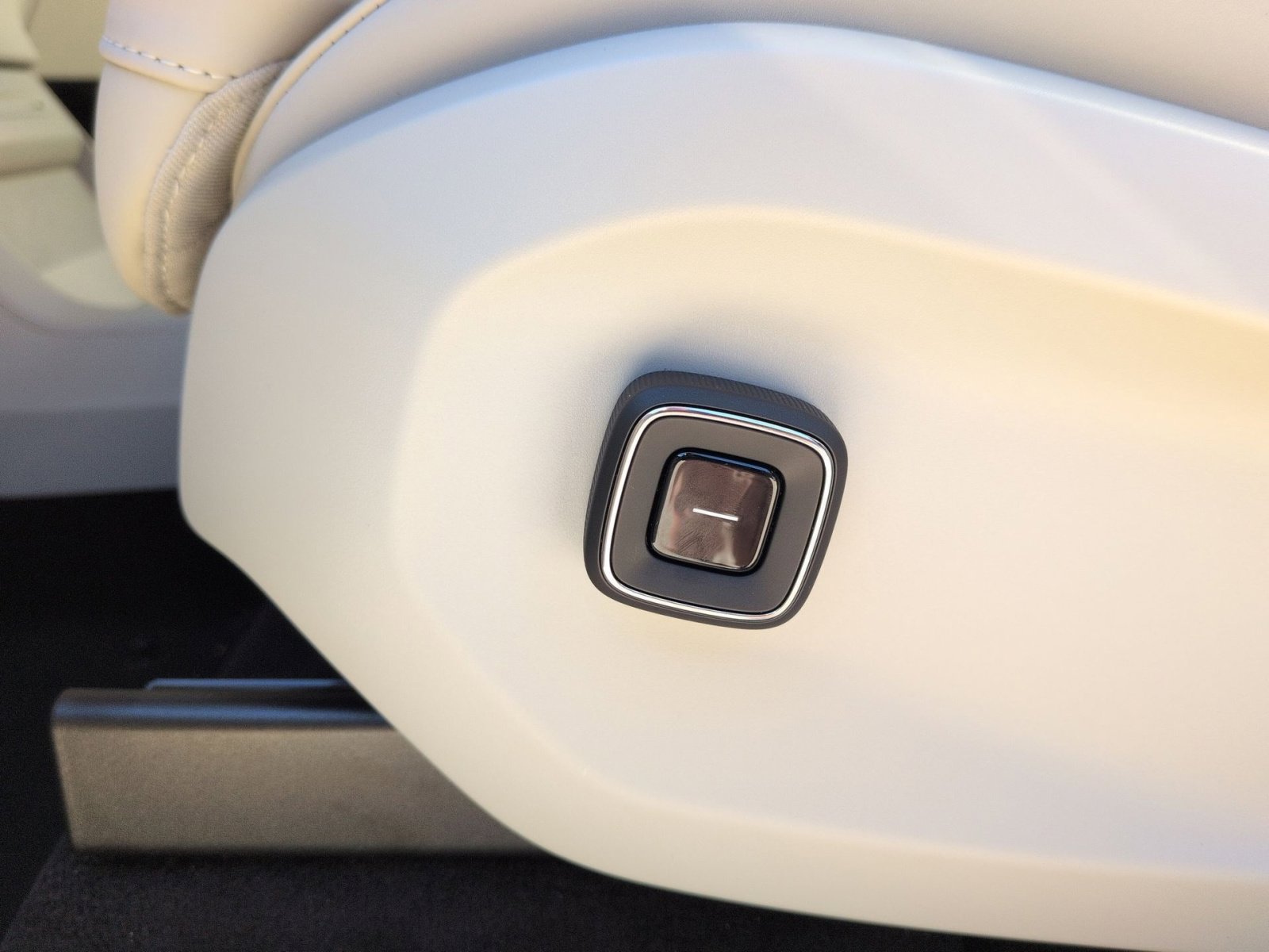 New 2025 Volvo EX90 Plus w/ Protection Package Premier image 14