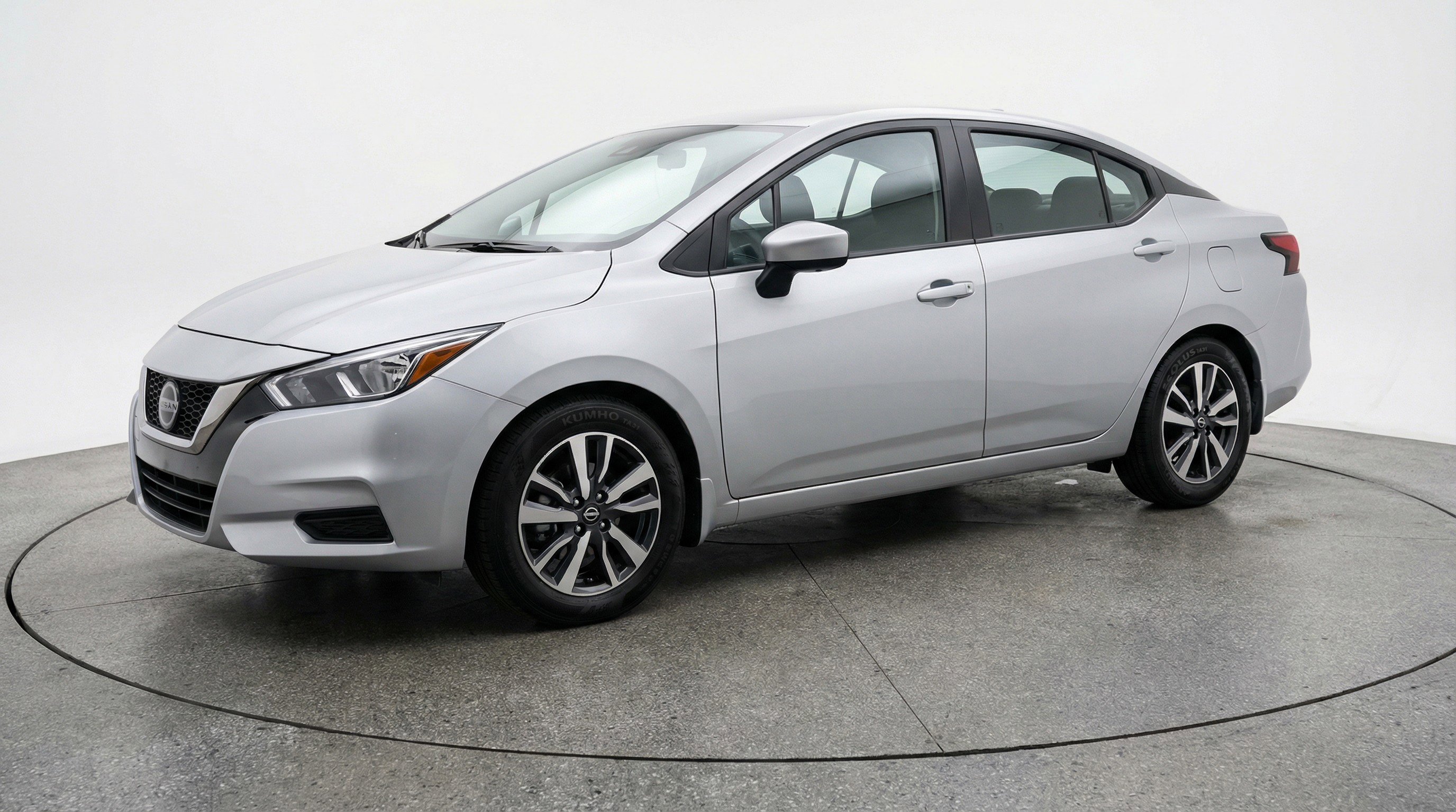 Used 2025 Nissan Versa SV image 3