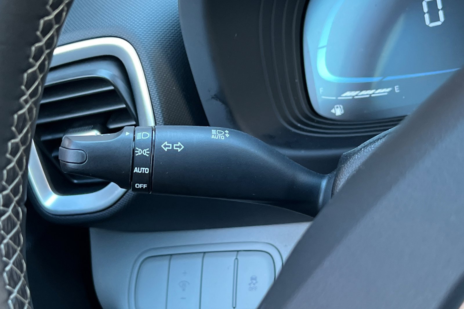 Certified 2025 Hyundai Venue SEL image 33