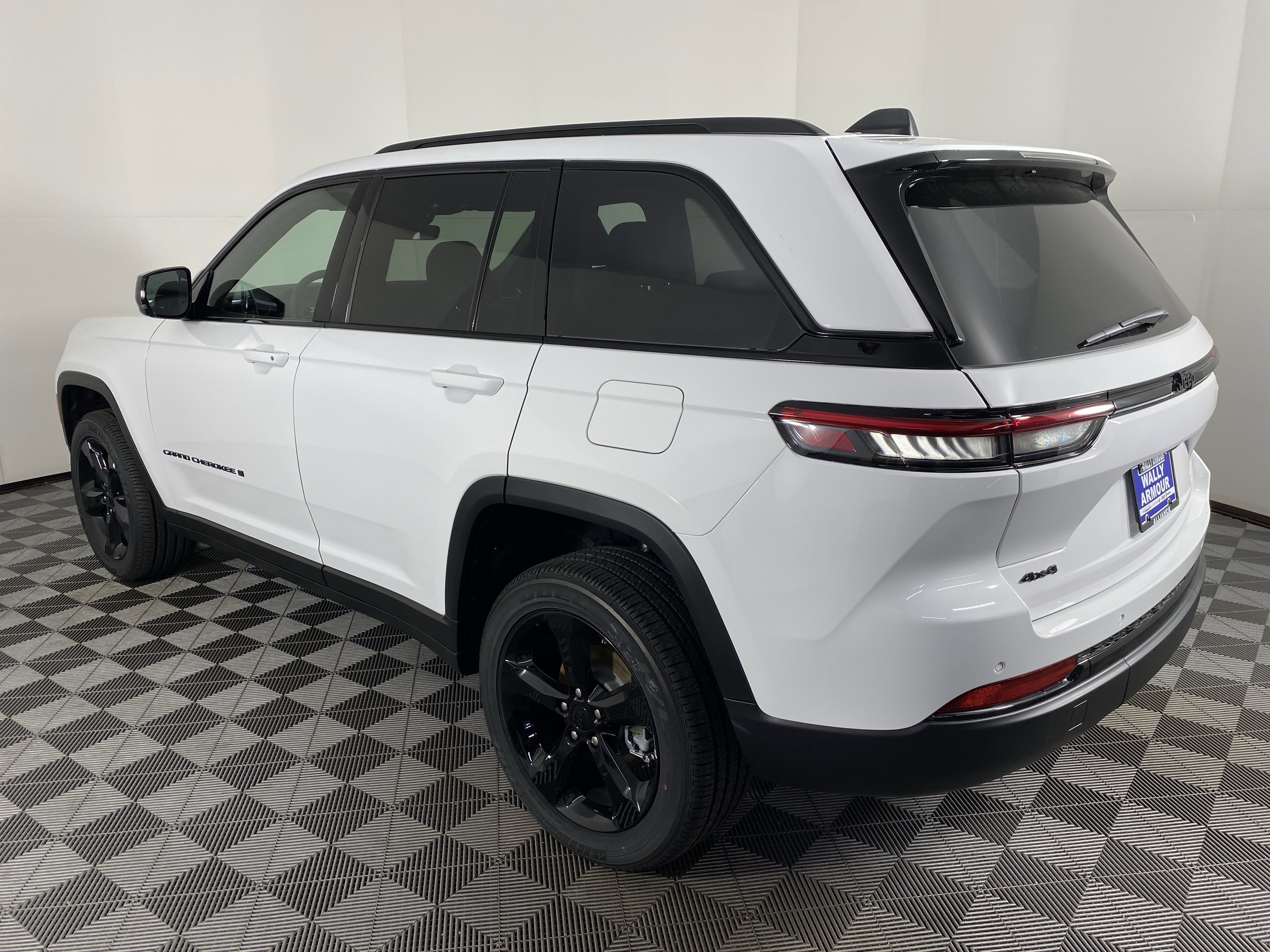 New 2025 Jeep Grand Cherokee Altitude image 9