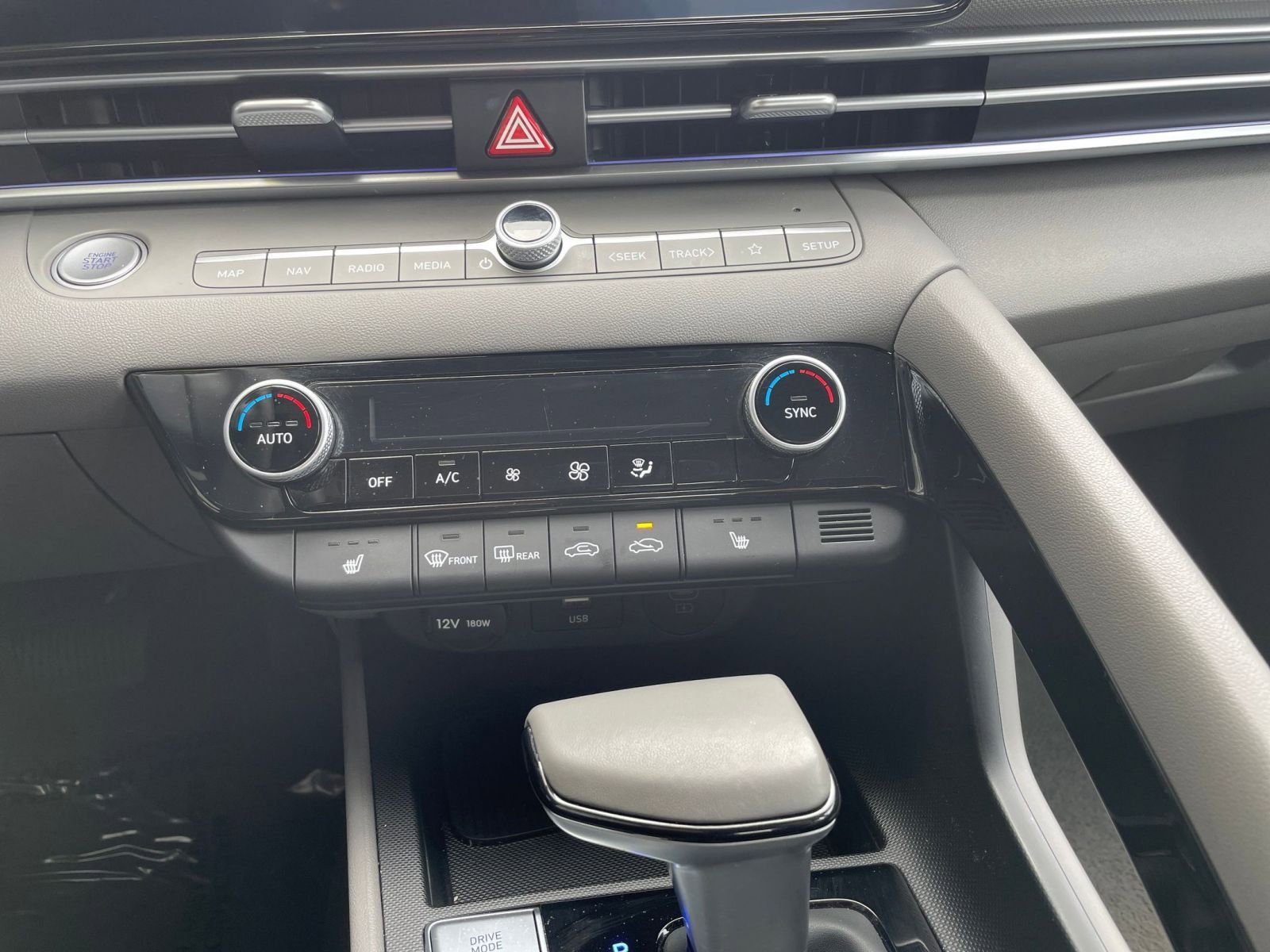 Used 2025 Hyundai Elantra SEL image 17