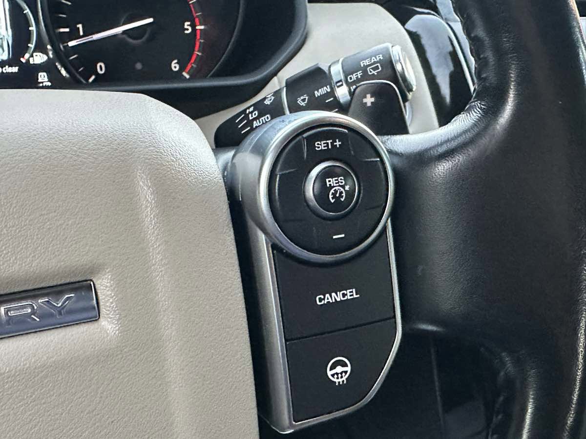 Used 2018 Land Rover Discovery SE image 34