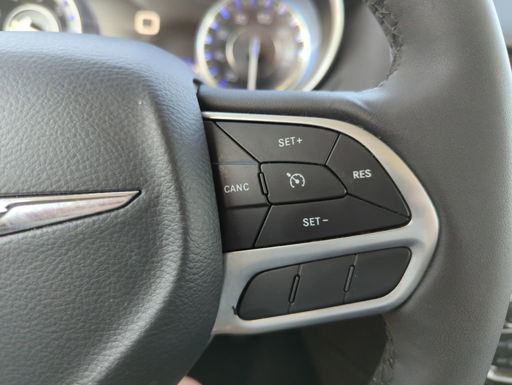 Used 2022 Chrysler 300 Touring image 22