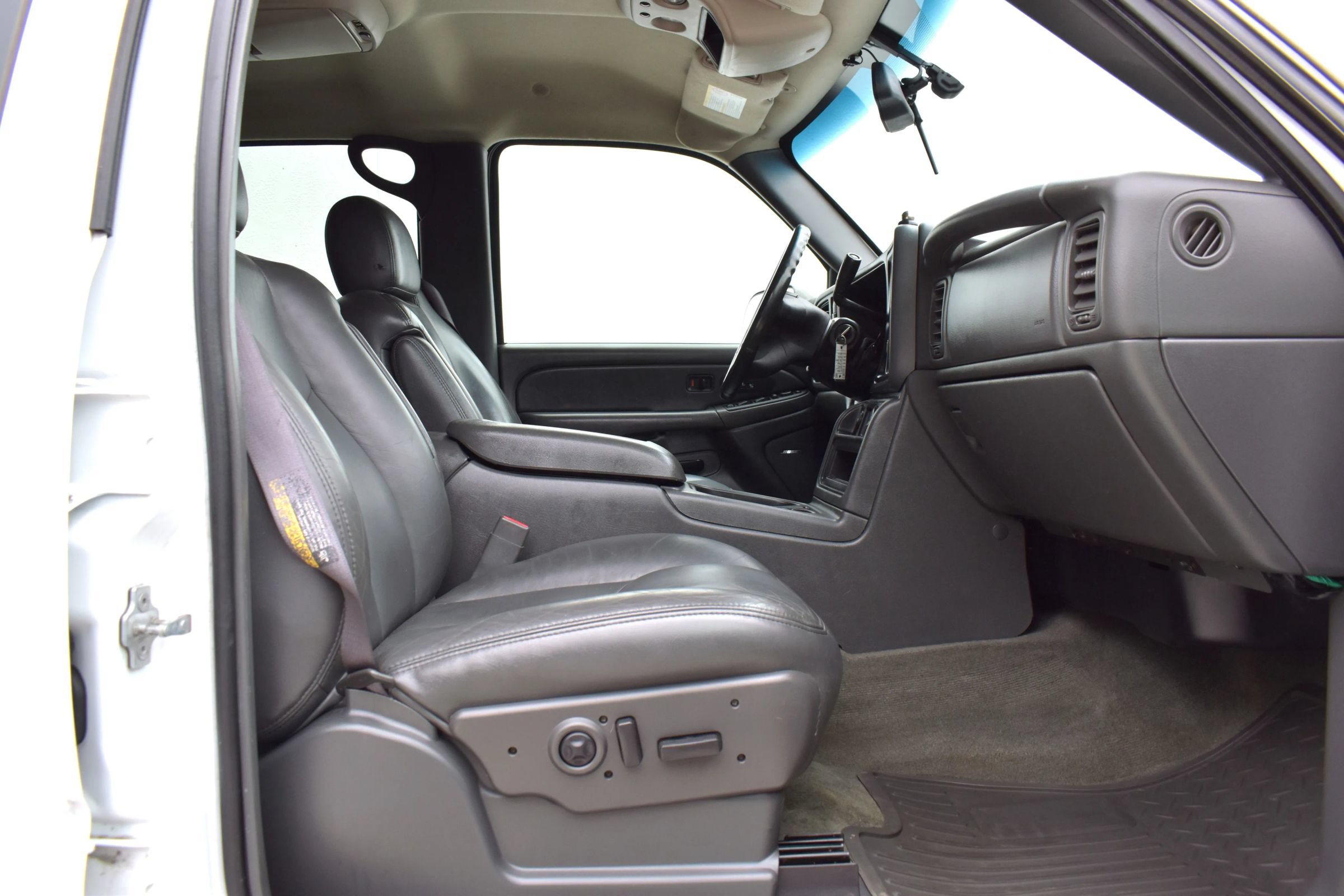 Used 2005 Chevrolet Silverado 3500 LT w/ Skid Plate Package AWD/4WD image 28