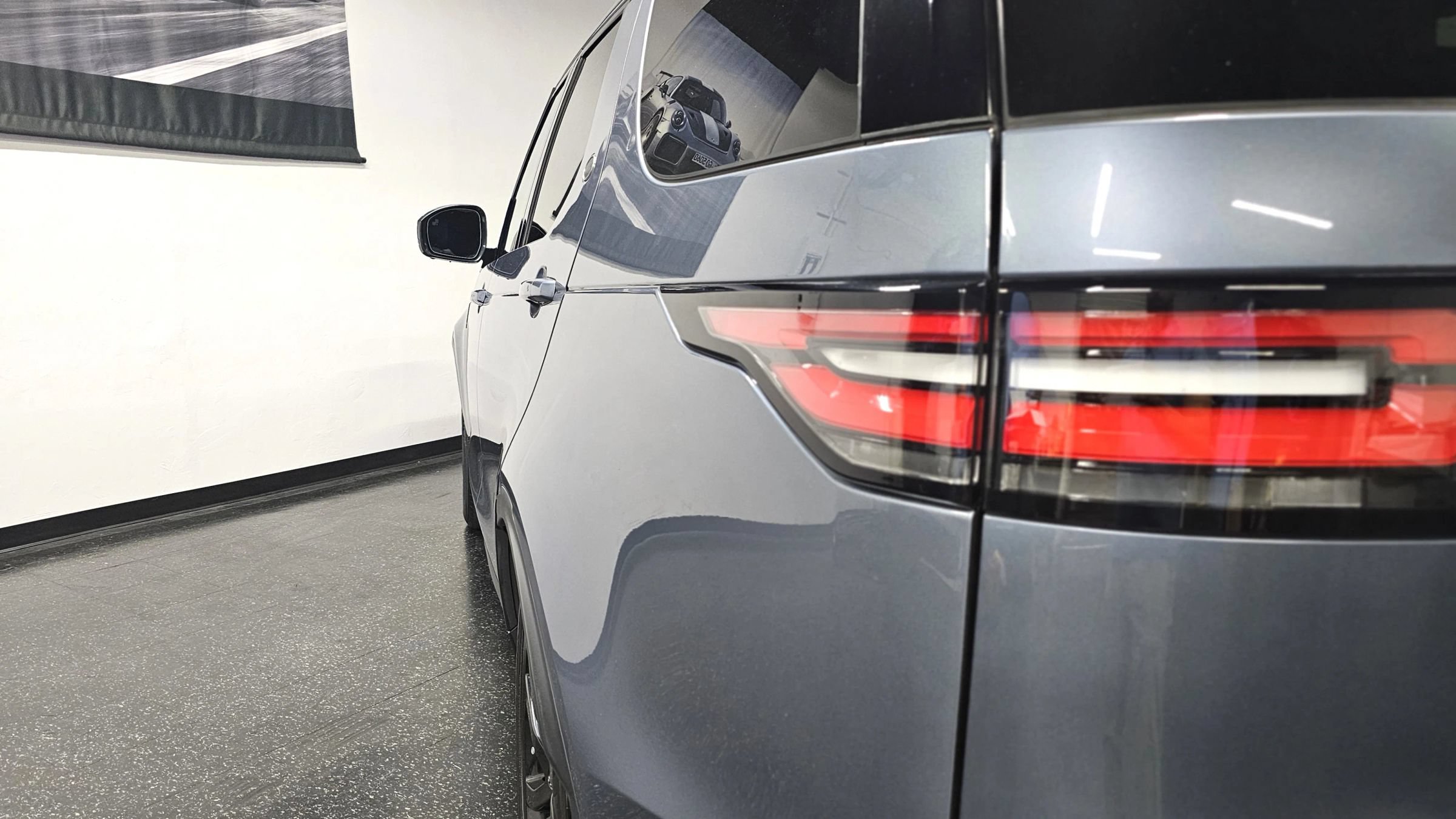 Used 2018 Land Rover Discovery HSE AWD/4WD image 25